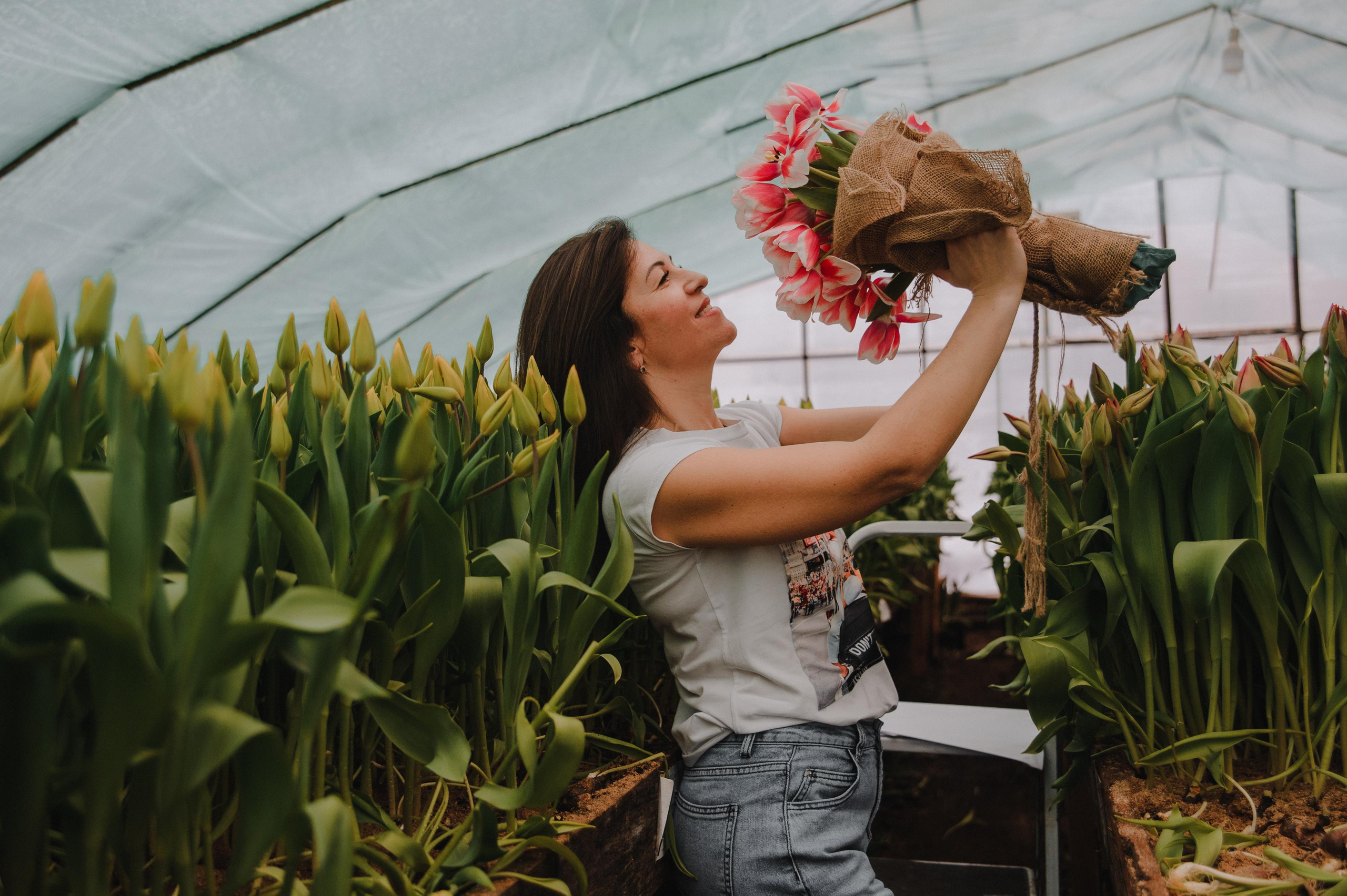 Фотосессия в тюльпанах. Свадебный и семейный фотограф в городе Смоленске