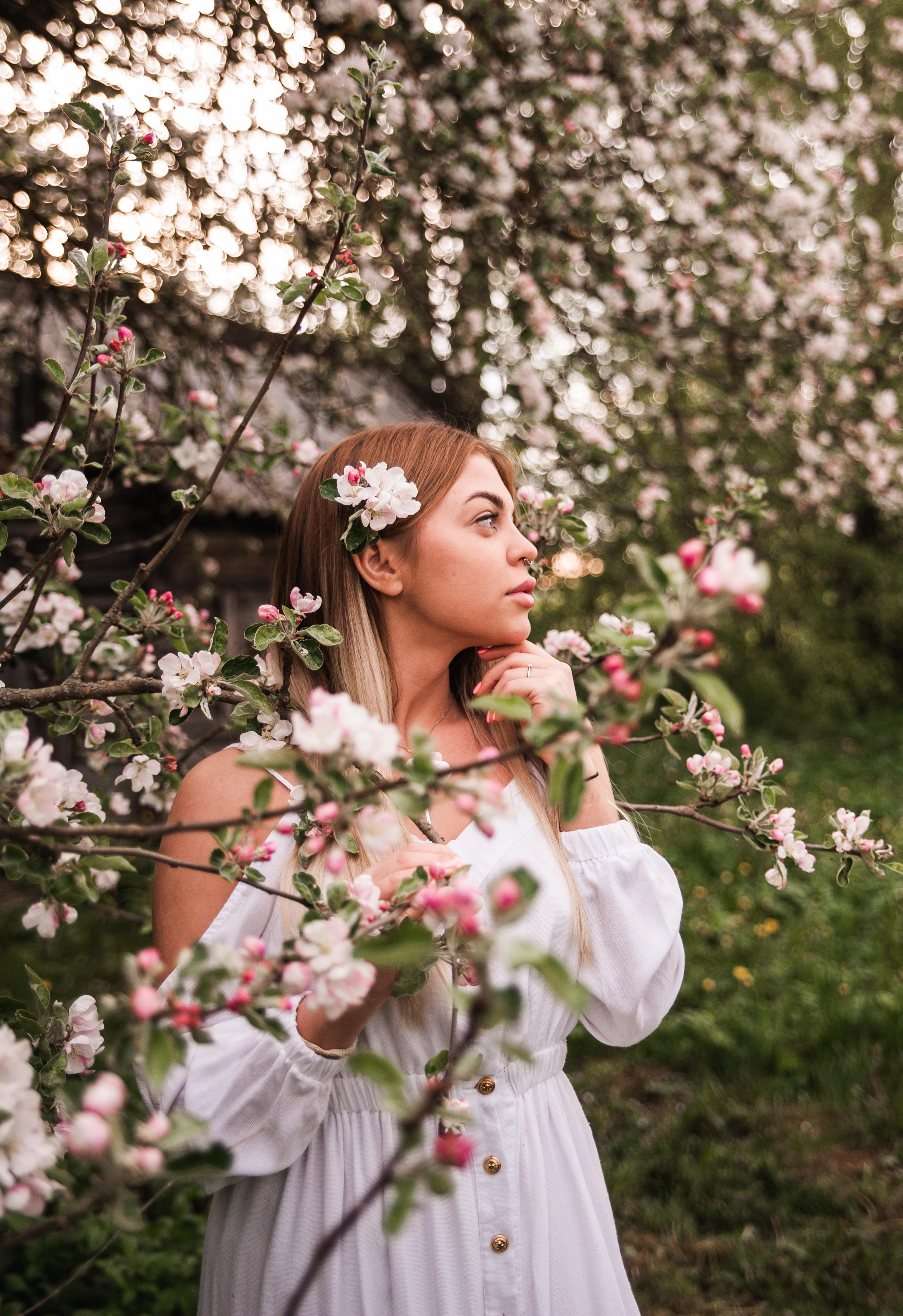Фотосессия в яблонях. Свадебный и семейный фотограф в городе Смоленске