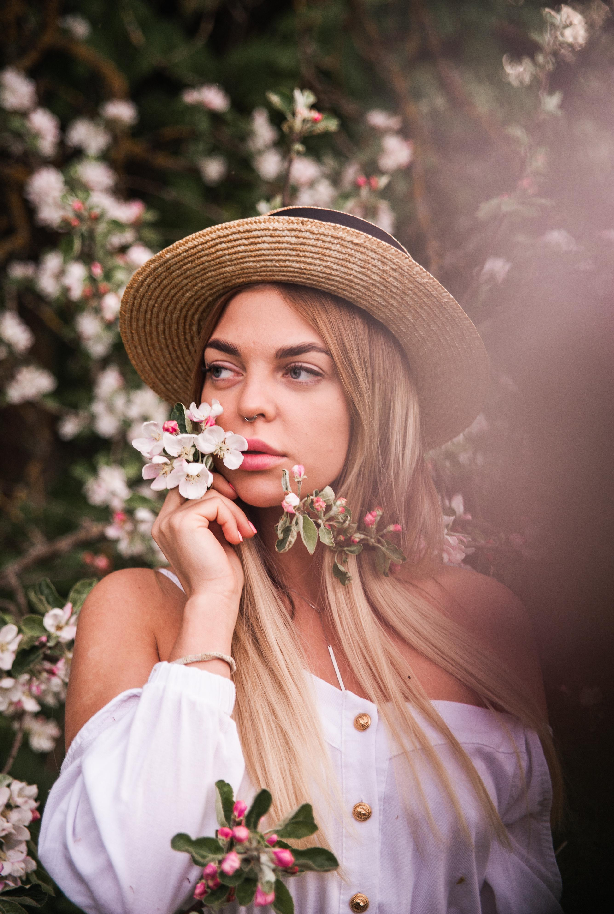 Фотосессия в яблонях. Свадебный и семейный фотограф в городе Смоленске