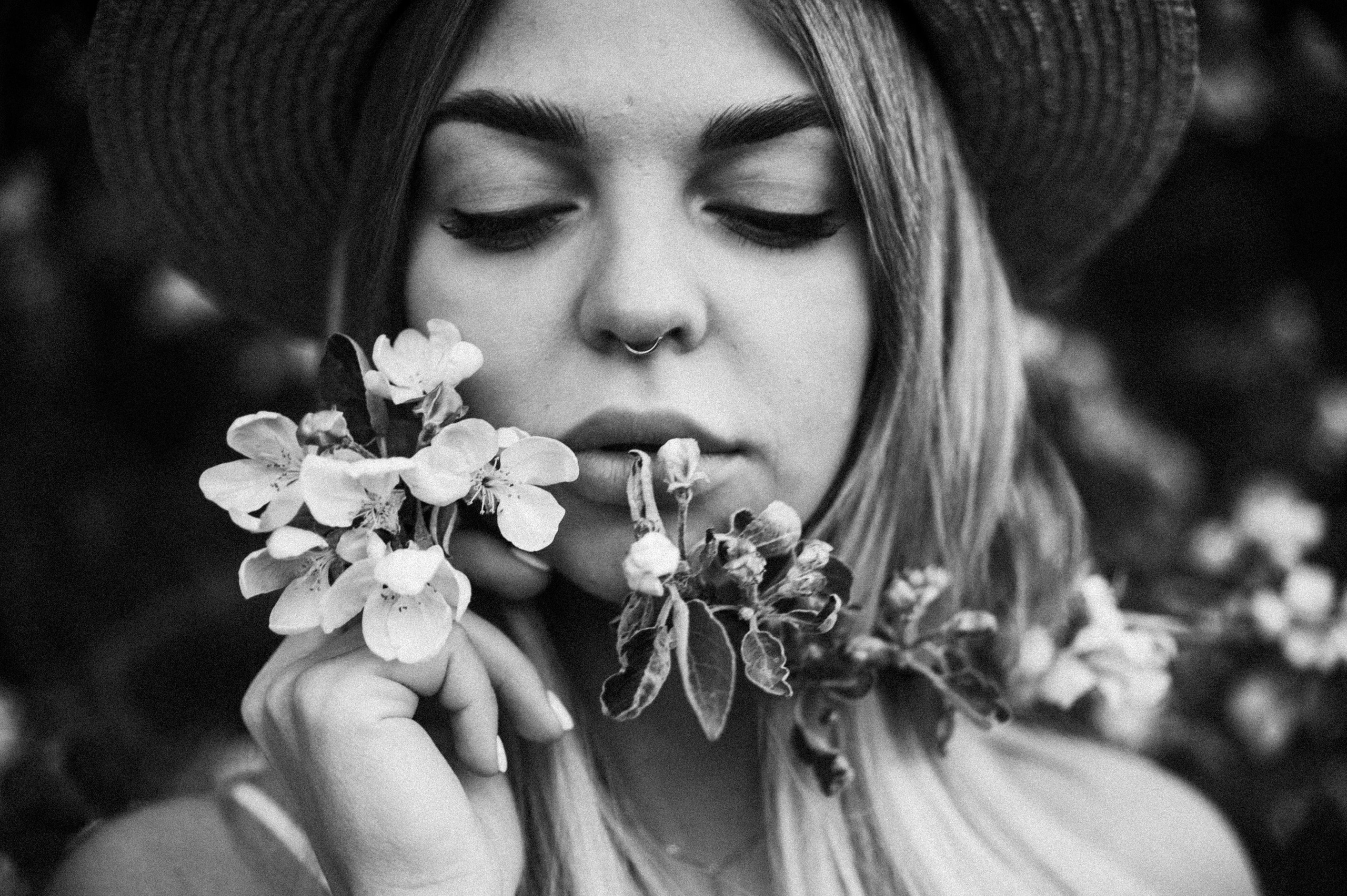 Фотосессия в яблонях. Свадебный и семейный фотограф в городе Смоленске