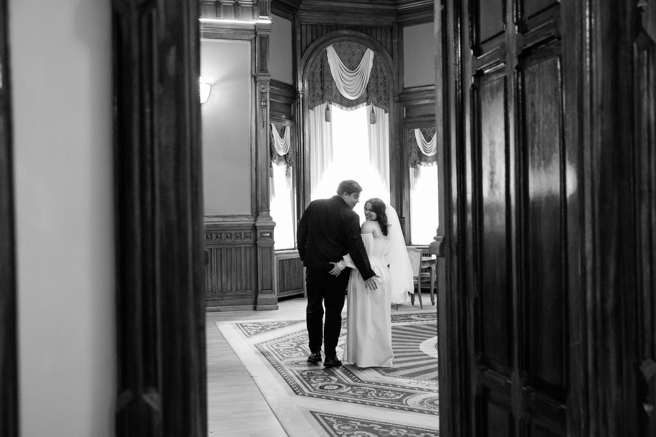 Съемка в отеле и регистрация прохладным майским днем. Свадебный фотограф в Санкт-Петербурге Вика Стукачева