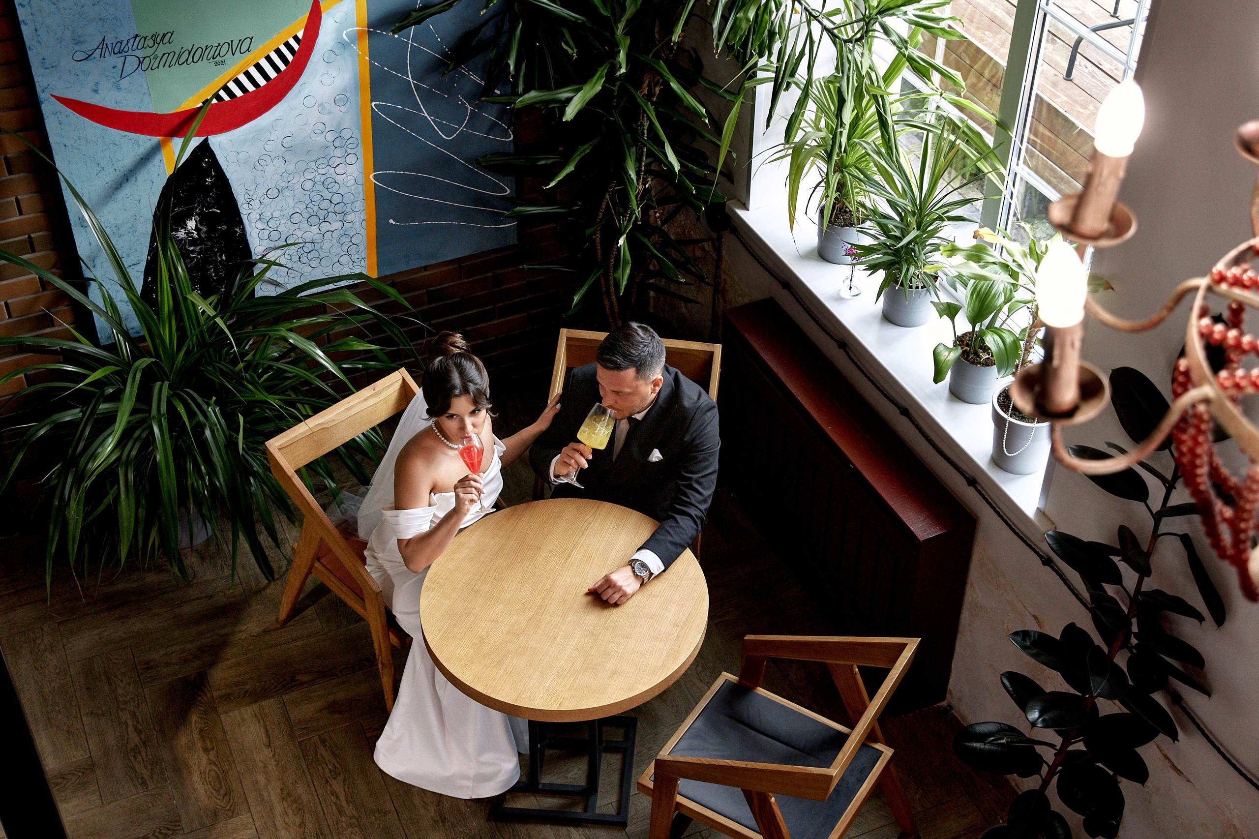 Свадебная фотосессия в кофейне Coffee Lab в Ульяновске: кадр через люстру со второго этажа. Молодожены в романтический момент. Свадебный, семейный, детский фотограф Елена Орешина