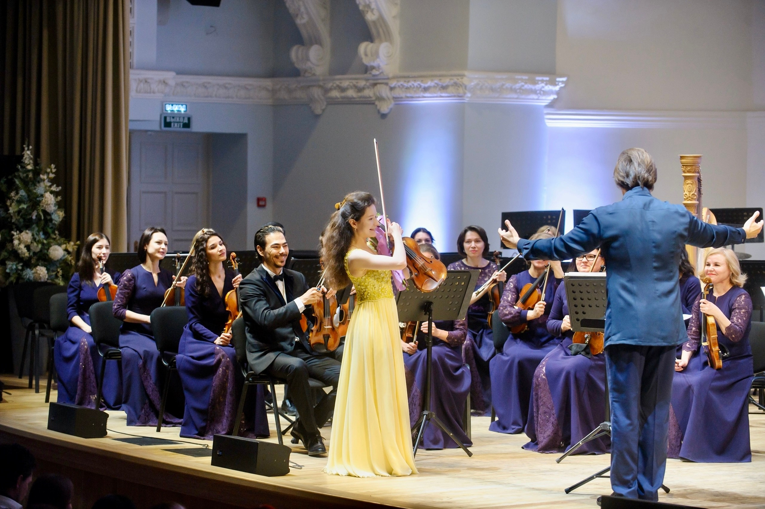 На сцене. Скрипачка Анна Савкина