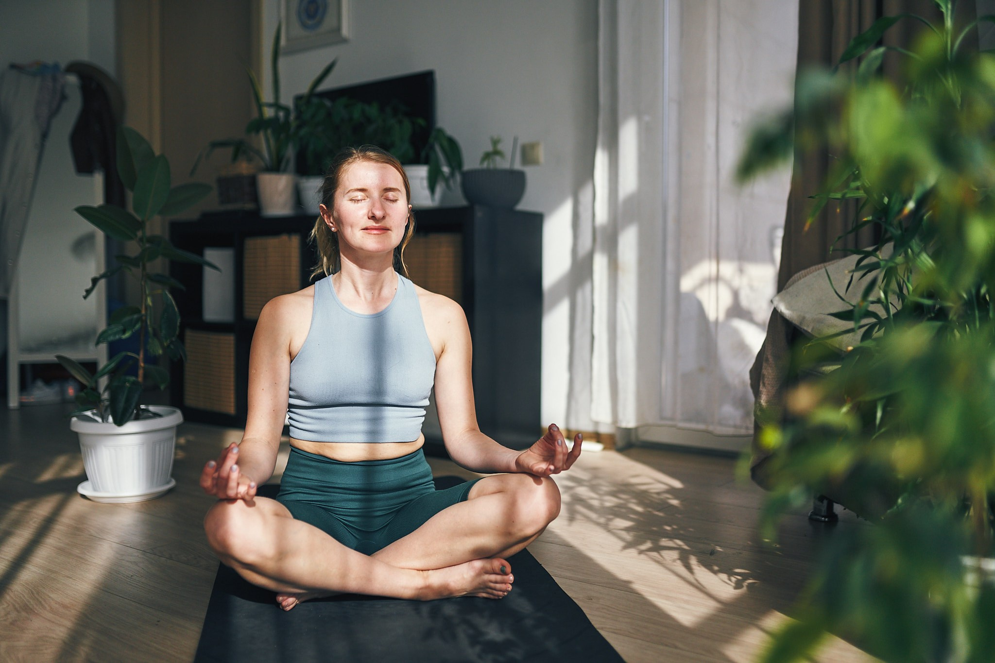 Репортажная съемка йога класса на берегу моря. Фотограф в Сочи Катя Гончарова