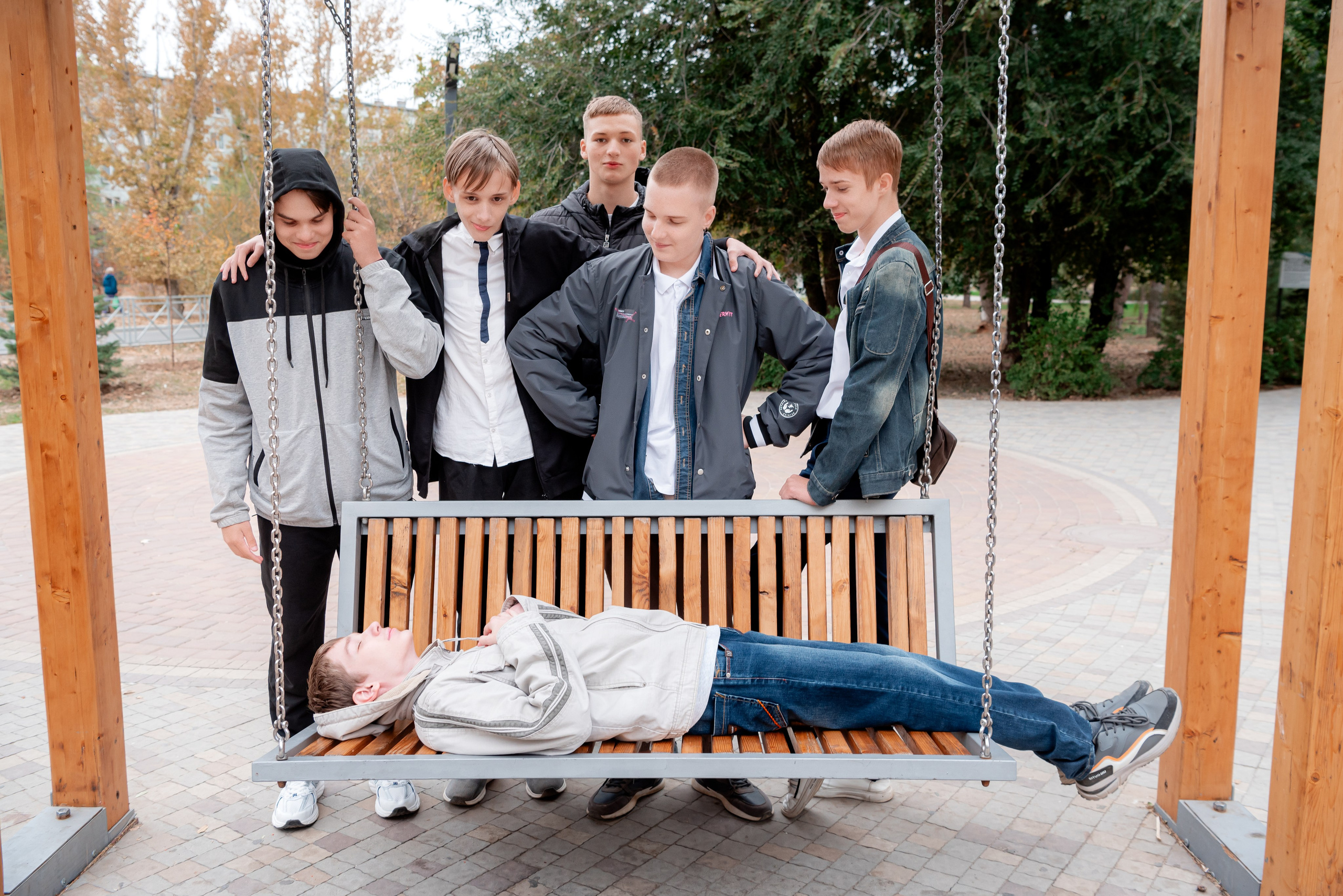 Фотосессия в парке для альбома школьники 9 класс. Фотограф в Волгограде и Волжском Александр Горбань