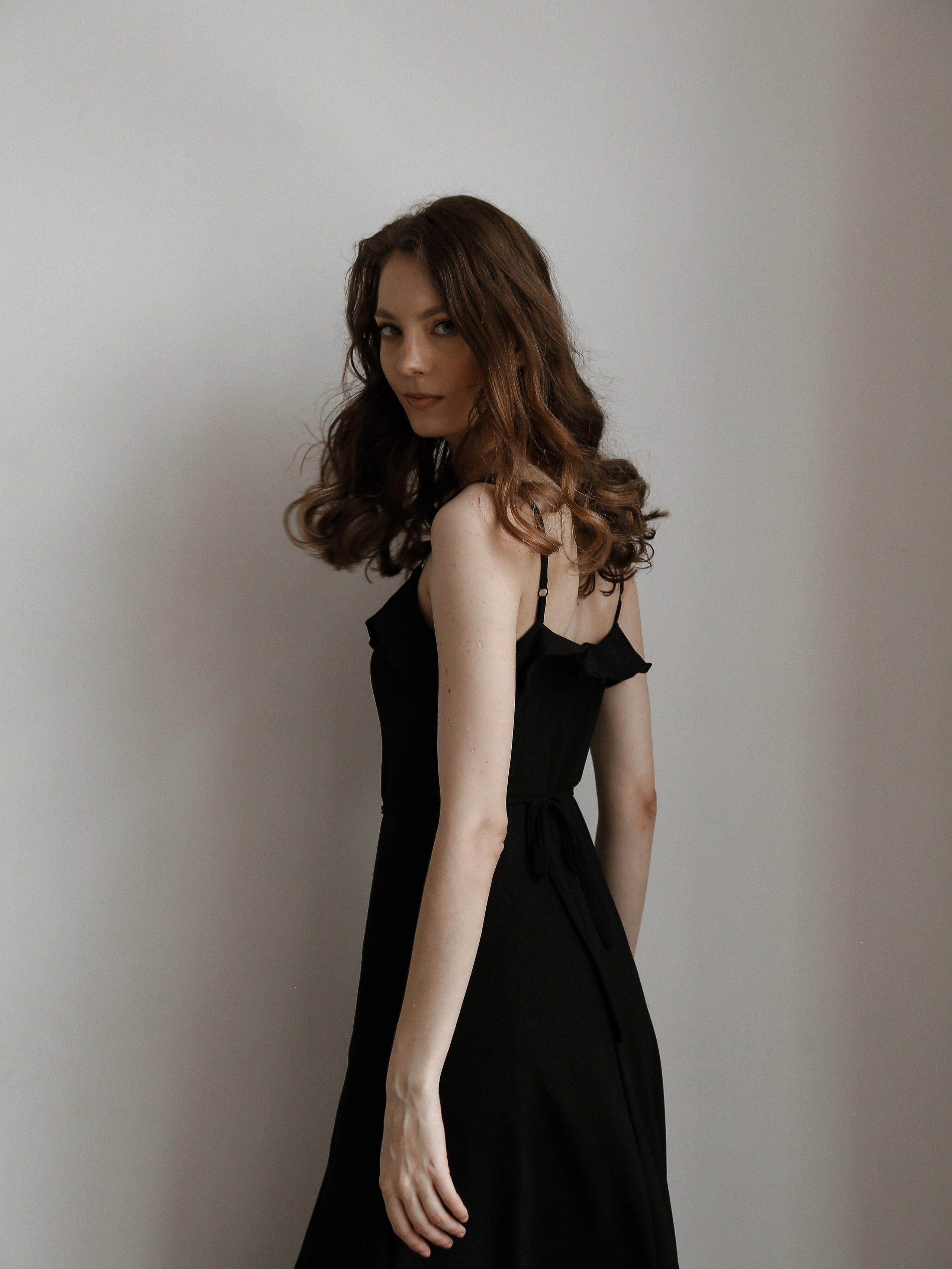 модельные тесты, fashion фотография, модель, фотограф, черный платье, белый фон, минимализм, модельное агентство, портфолио модели, модельный бизнес, fashion портрет, beauty фотография, естественная красота, modeling tests, fashion photography, model, photographer, black dress, white background, minimalism, modeling agency, model portfolio, modeling business, fashion portrait, beauty photography, natural beauty