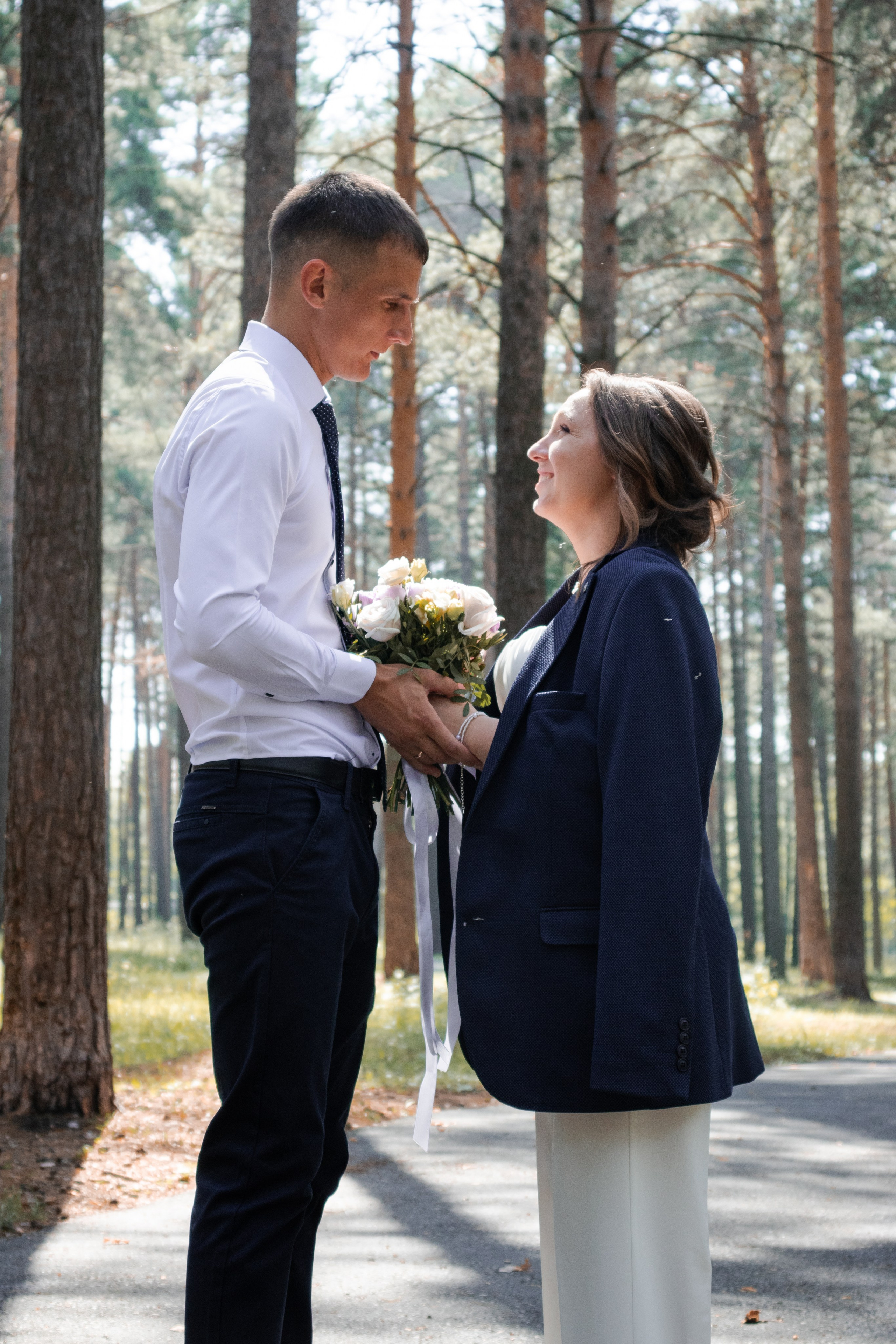 Свадебная прогулочная фотосессия невесты и жениха в городе Северск и Томск