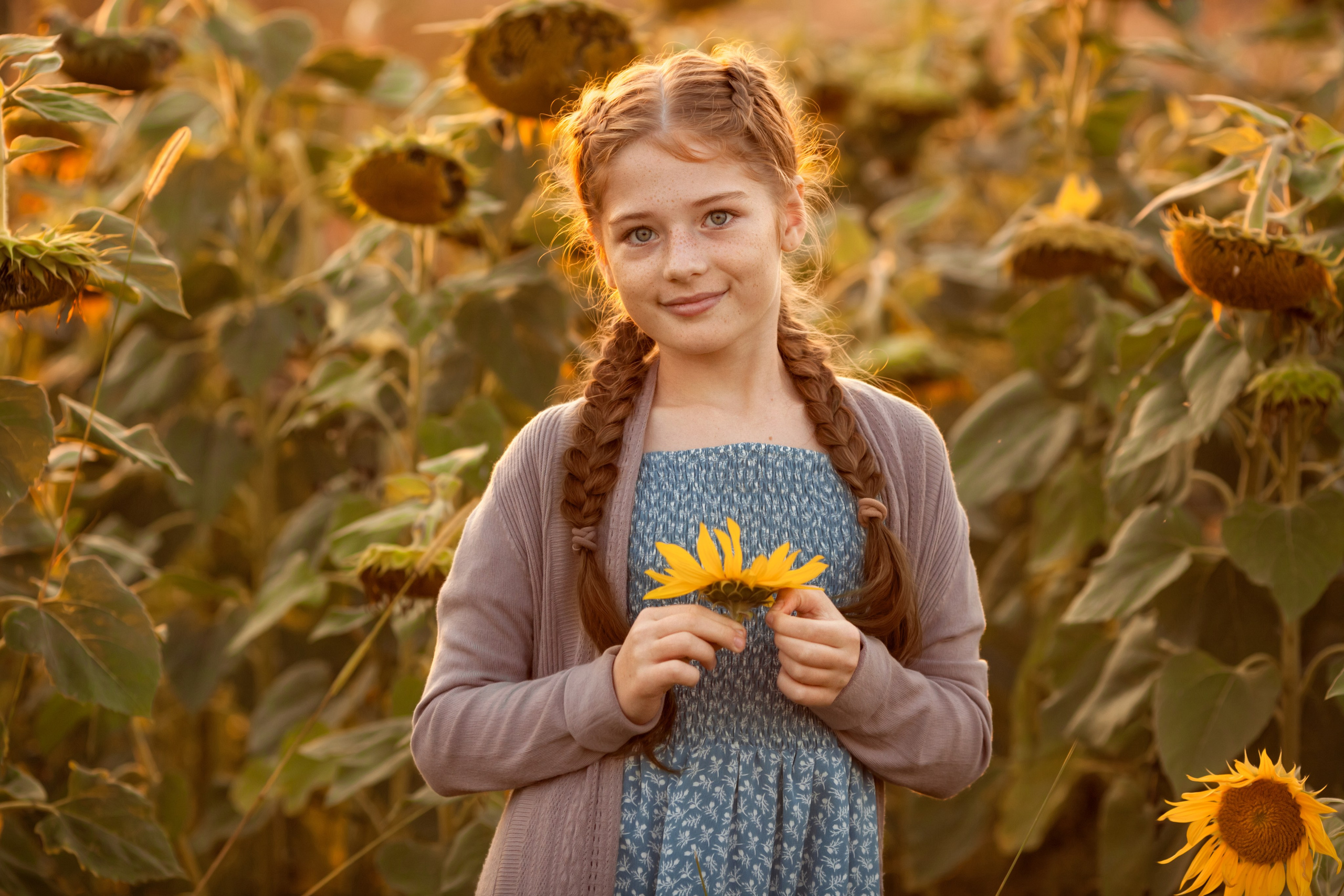 Лера с семками. Фотограф Антонина Свешникова. ВЫПУСКНЫЕ ФОТОКНИГИ для детских садов и школ. Москва, Владимир