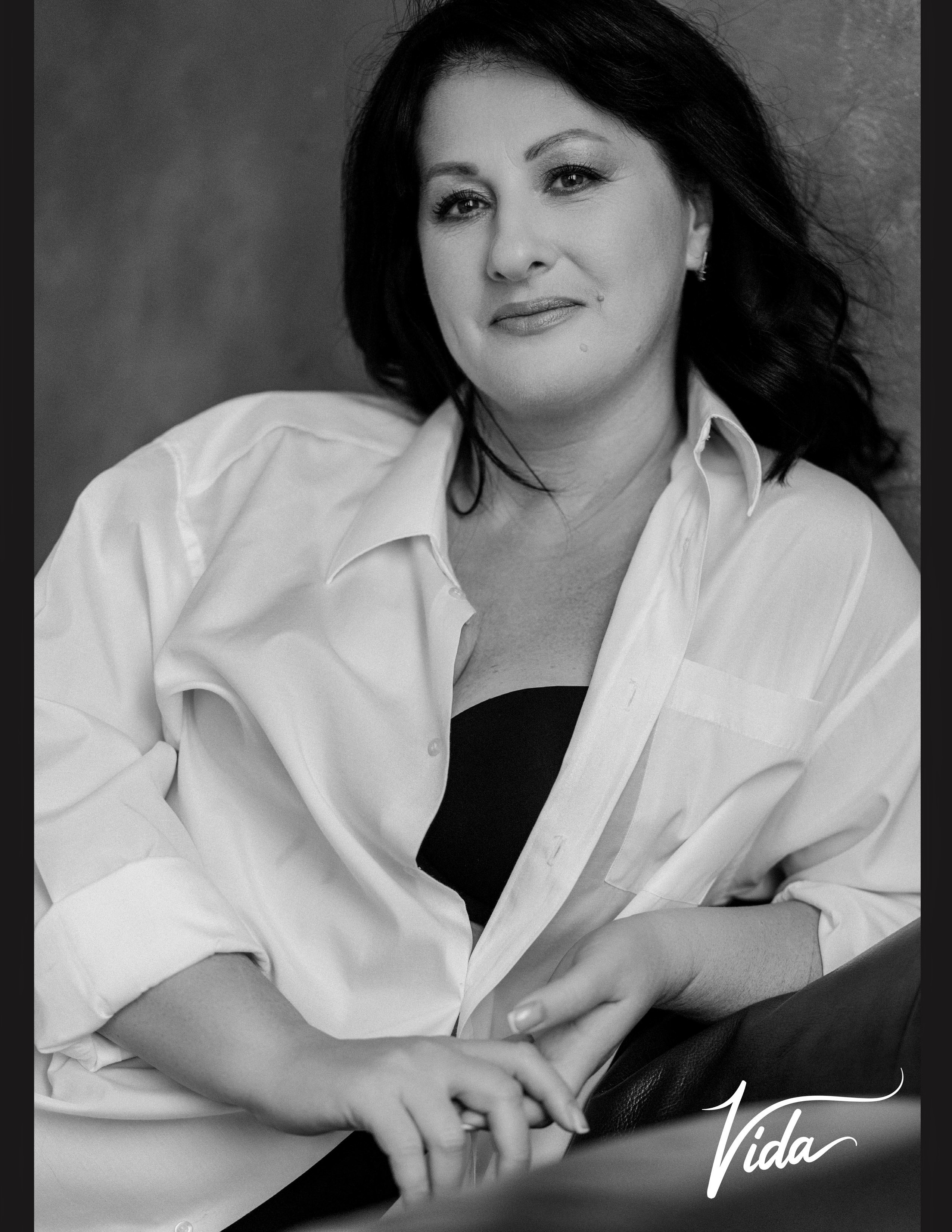 Женская фотосессия в студии для женщины которая принимает свой возраст 45+. Женский фотограф в Красноярске