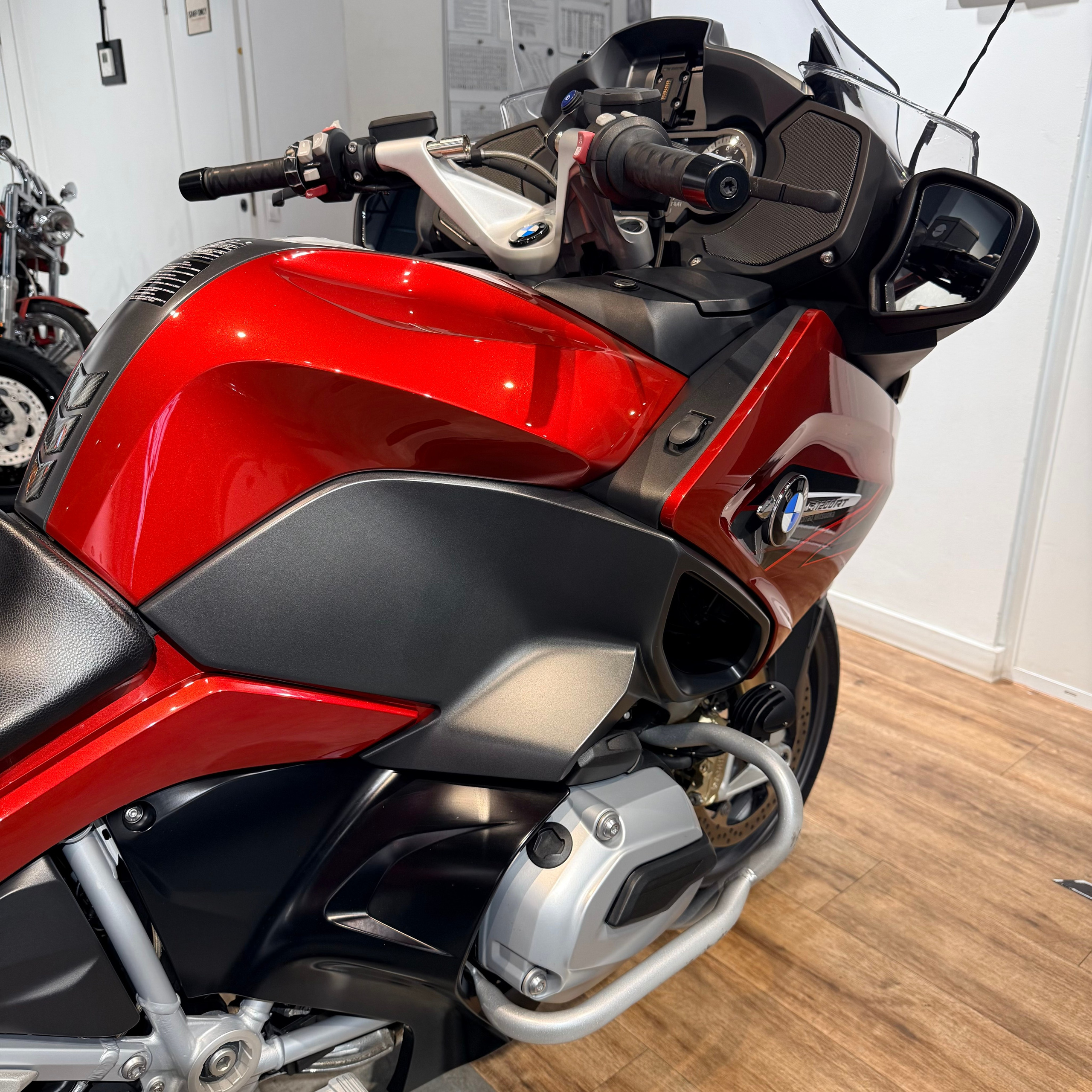 2018 BMW R1200RT Mars Red Metallic 23K (VIN *WB10*5398). Hello Davidson, Москва. Только хорошие мотоциклы…