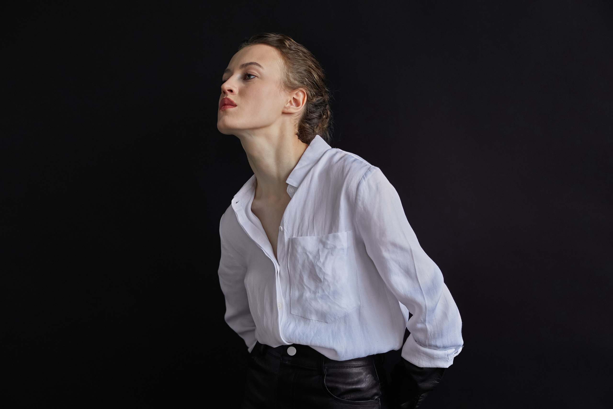 Фотограф в Москве. Студия. Студийный портрет. Девушка в черных кожаных перчатках и строгом костюме на черном фоне. Женский портрет. Воркшоп.