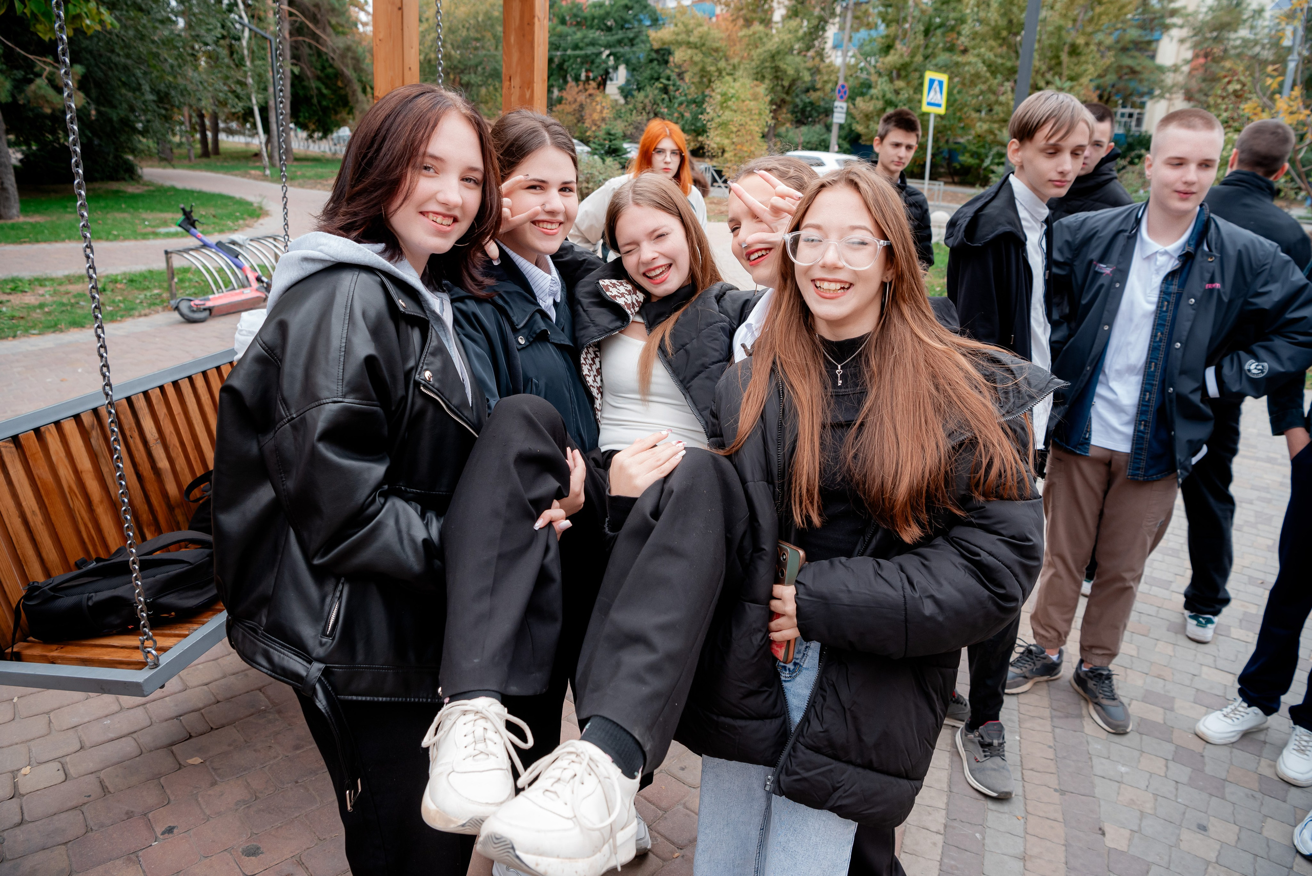 Фотосессия в парке для альбома школьники 9 класс. Фотограф в Волгограде и Волжском Александр Горбань