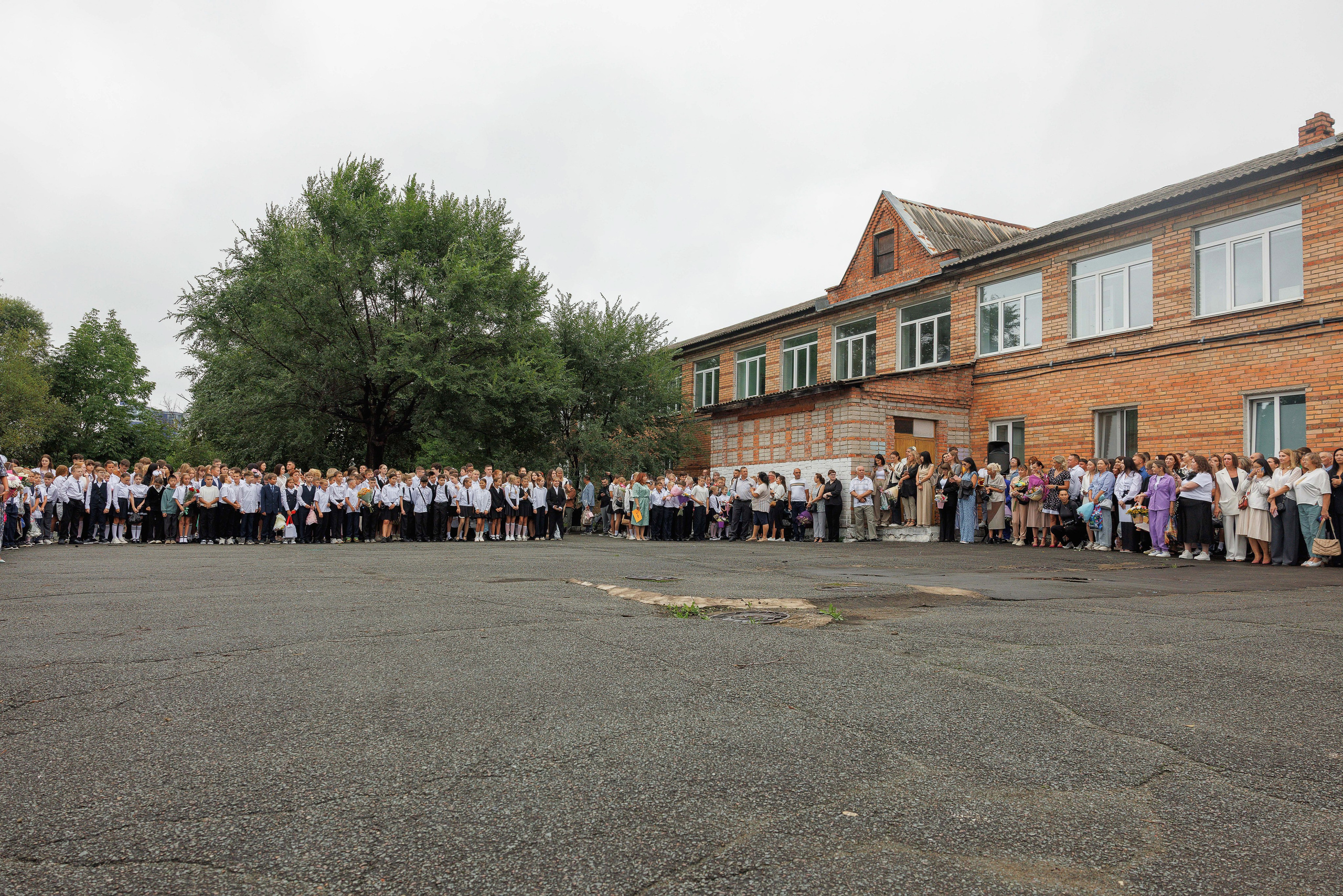 Линейка 11 клас Гимназия Артём. Photoalbum-vl.ru