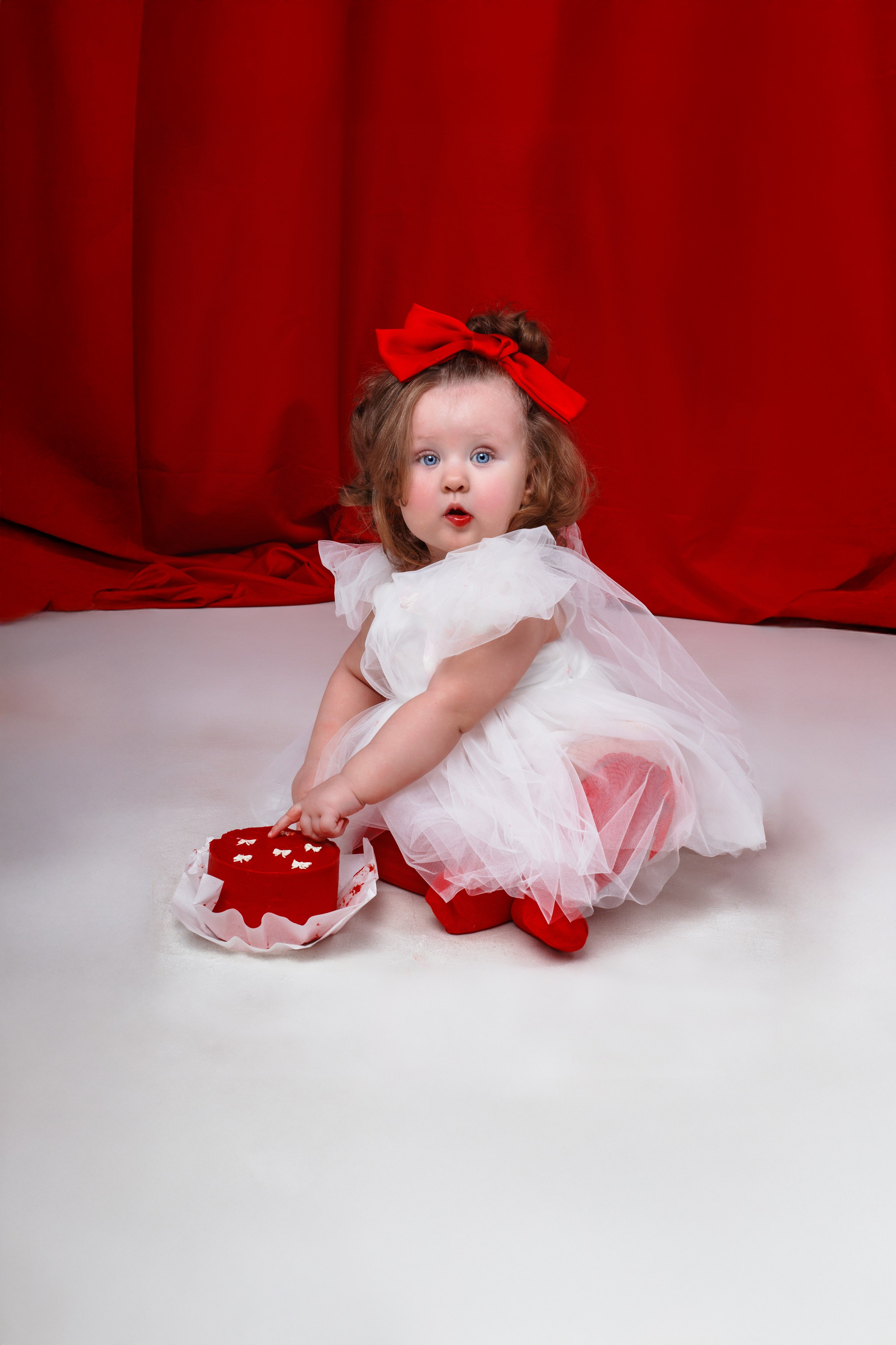 Профессиональная фотосессия на годик девочке в фотостудии в Сочи. Детский студийный фотограф Сочи