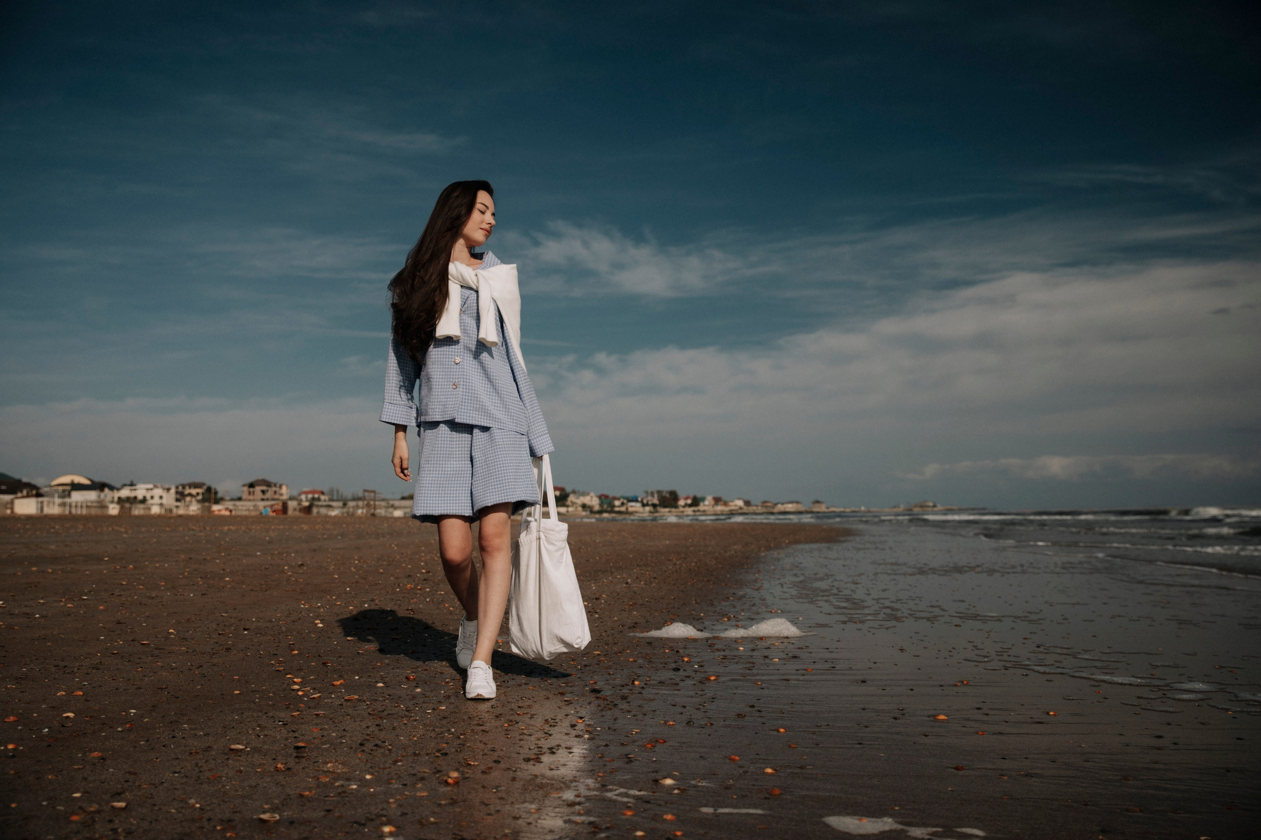 Фотосессия в пасмурную погоду, фотосессия в горах, фотосессия на пляже, фотосессия в туман, фотосессия у моря, фотосессия в стиле авиатор, авиатор, фотосессия Дагестан, Дагестан, женщины, девушка у моря, фотосессия на пляже