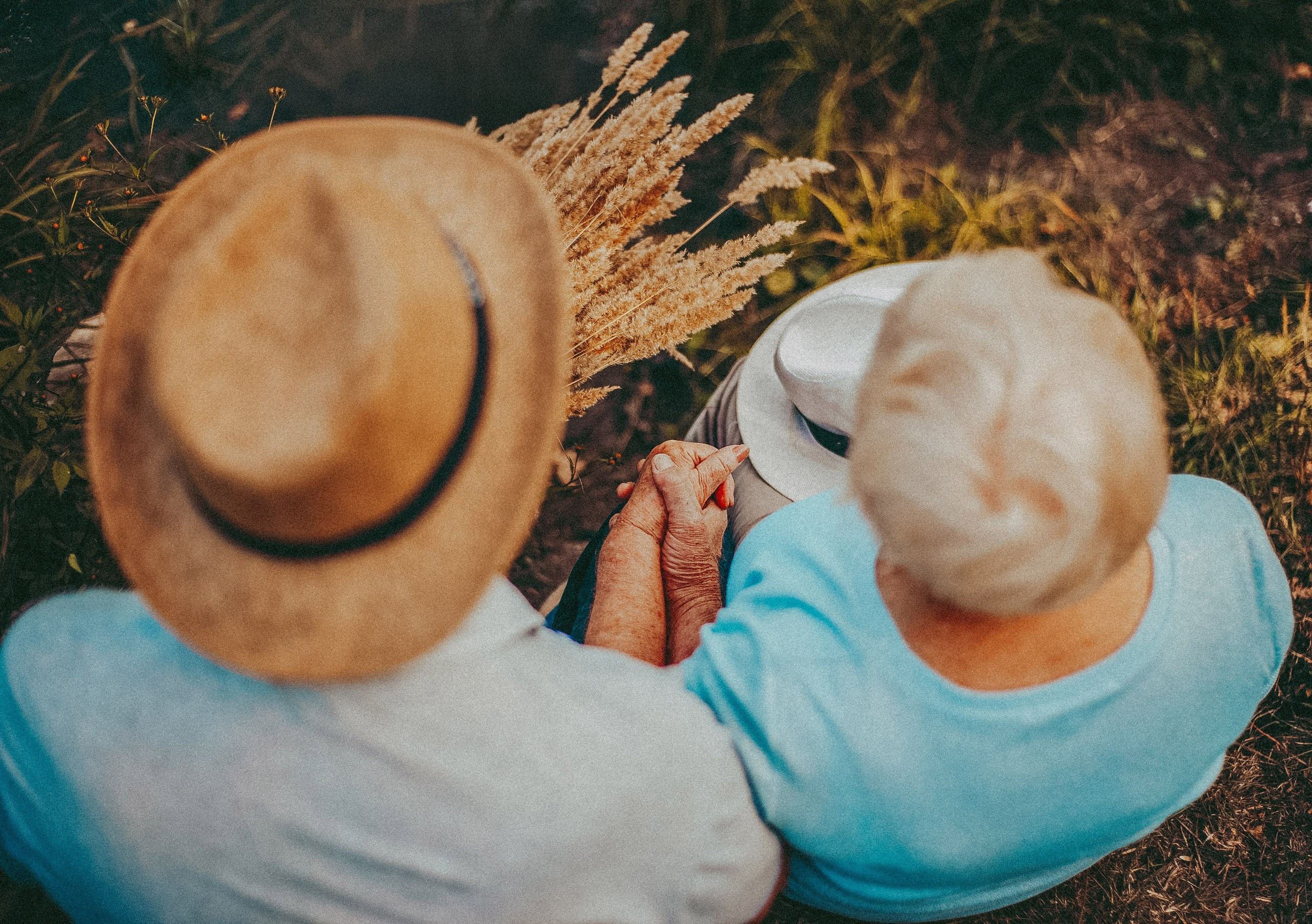 Семейная фотосессия на природе с бабушкой с дедушкой