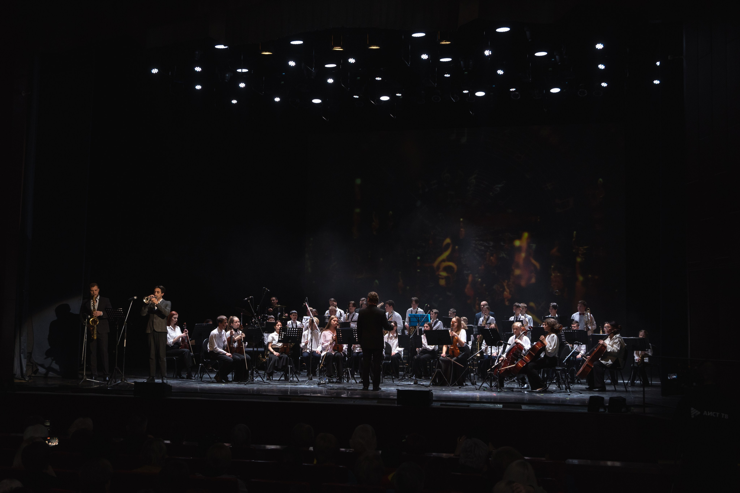 Музыкальный театр. Занимаюсь профессиональной фотографией и живу рядом с Байкалом. Работаю в разных жанрах