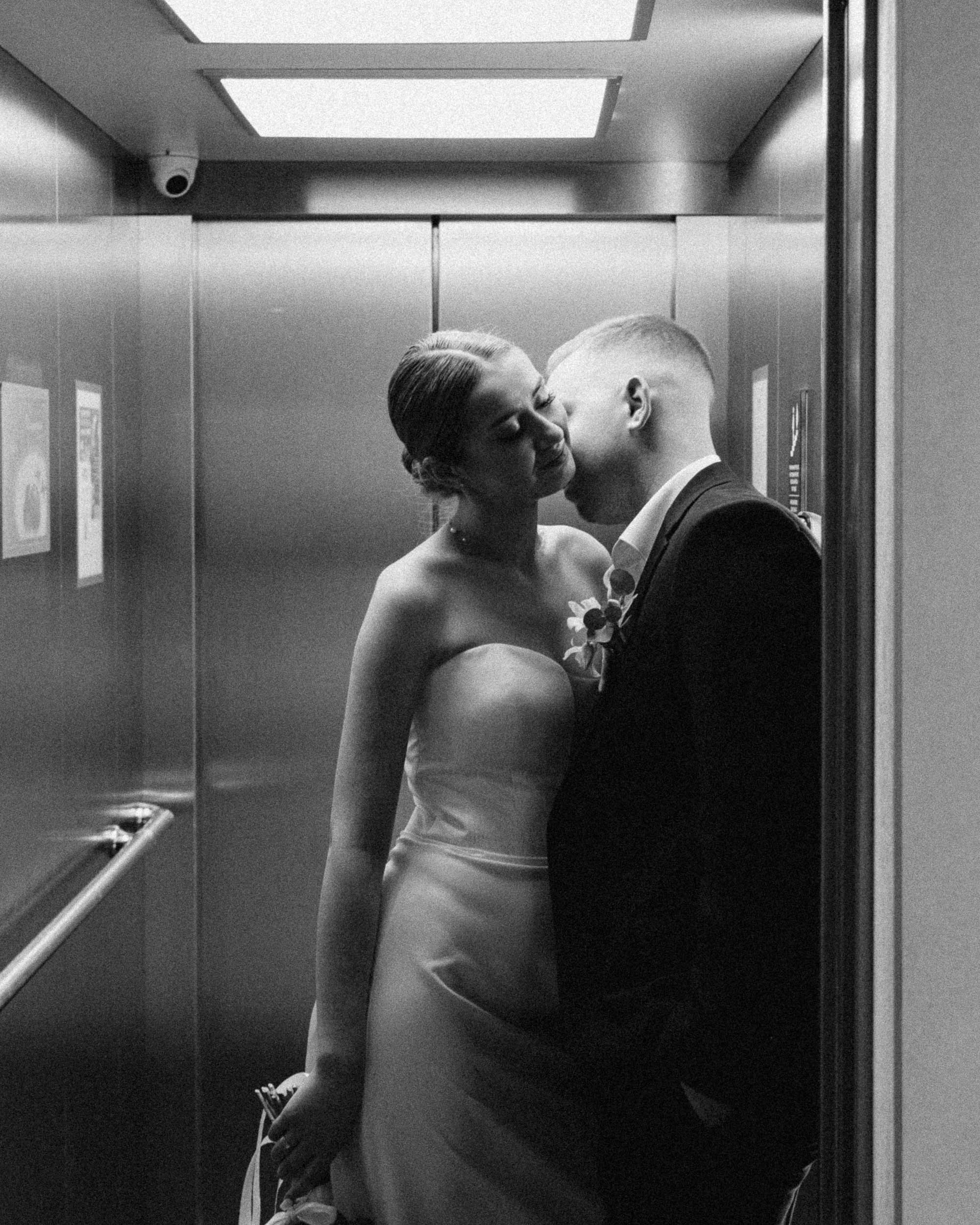 В отражениях друг друга. Свадебный фотограф Семен Матвин