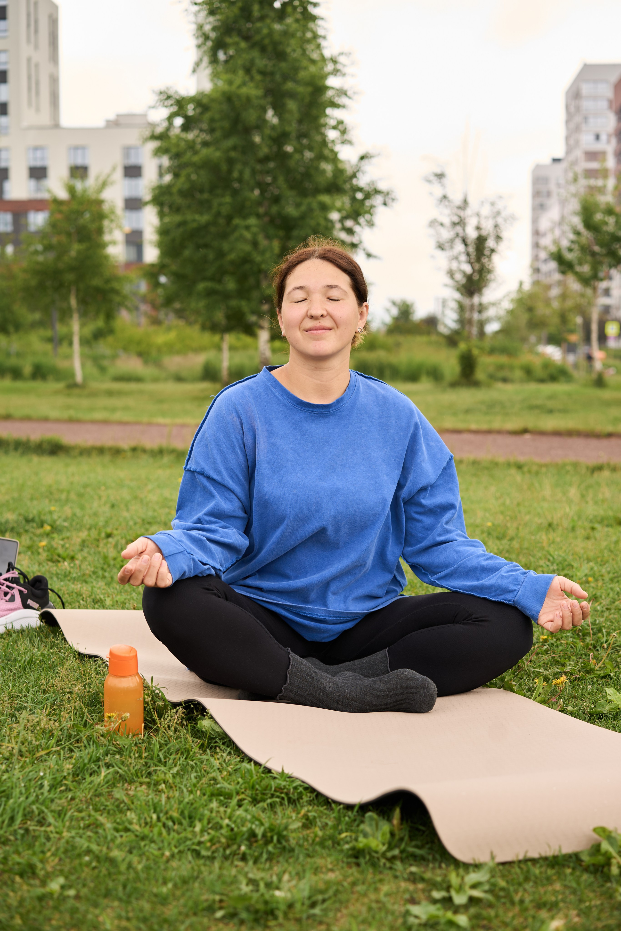 Репортажная съемка занятия йоги в парке. Фотограф Екатеринбург Кокшарова Александра
