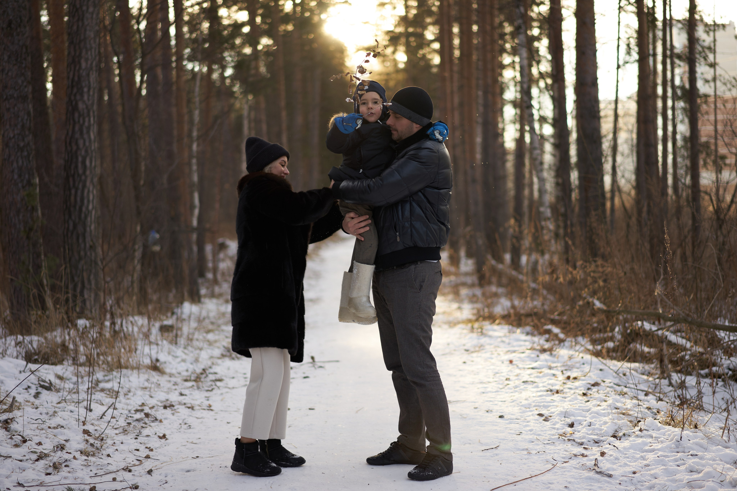 Семейная фотосессия зимой в лесу. Фотограф Екатеринбург Кокшарова Александра