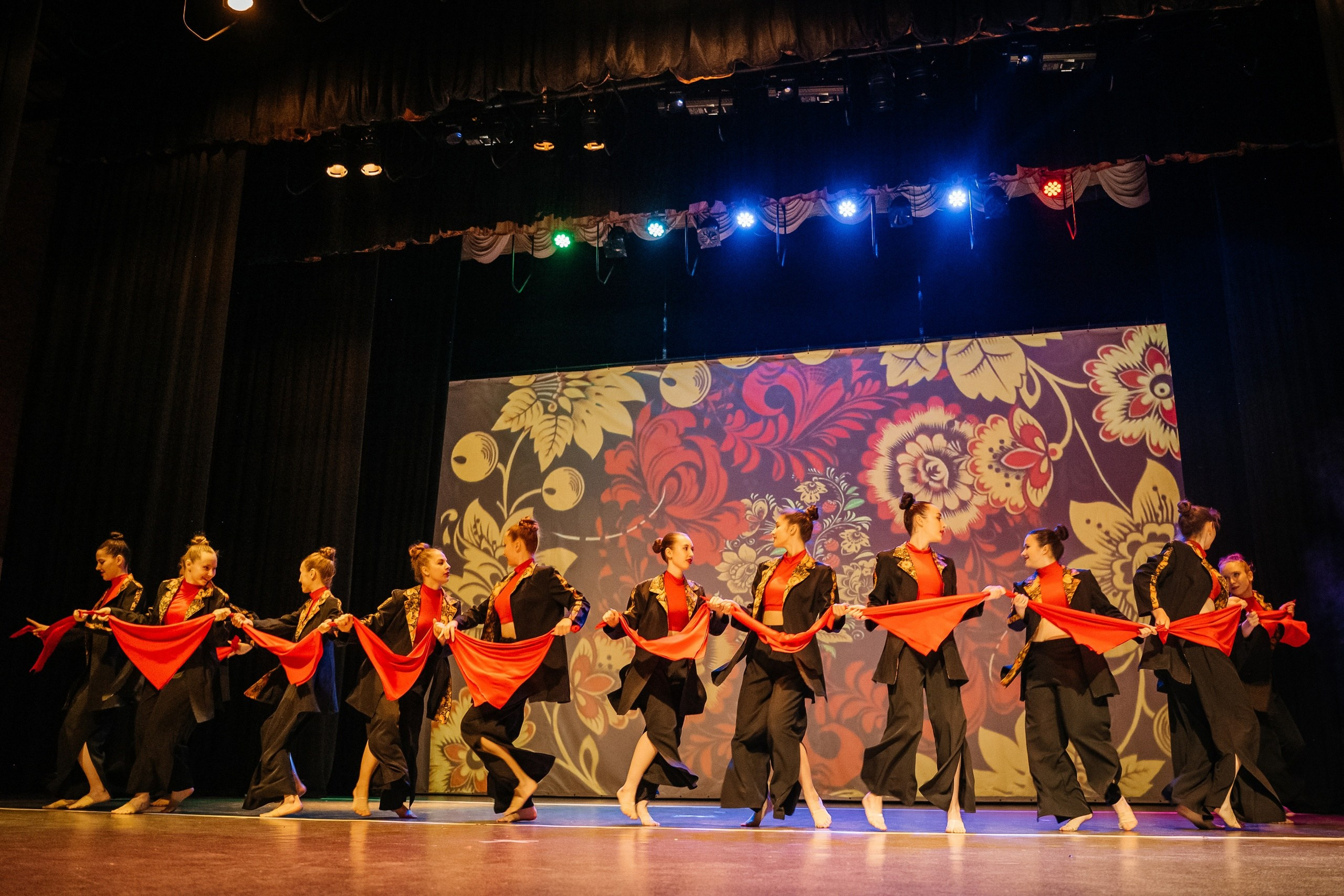 Танцы. Фотограф Елена Рогашкова