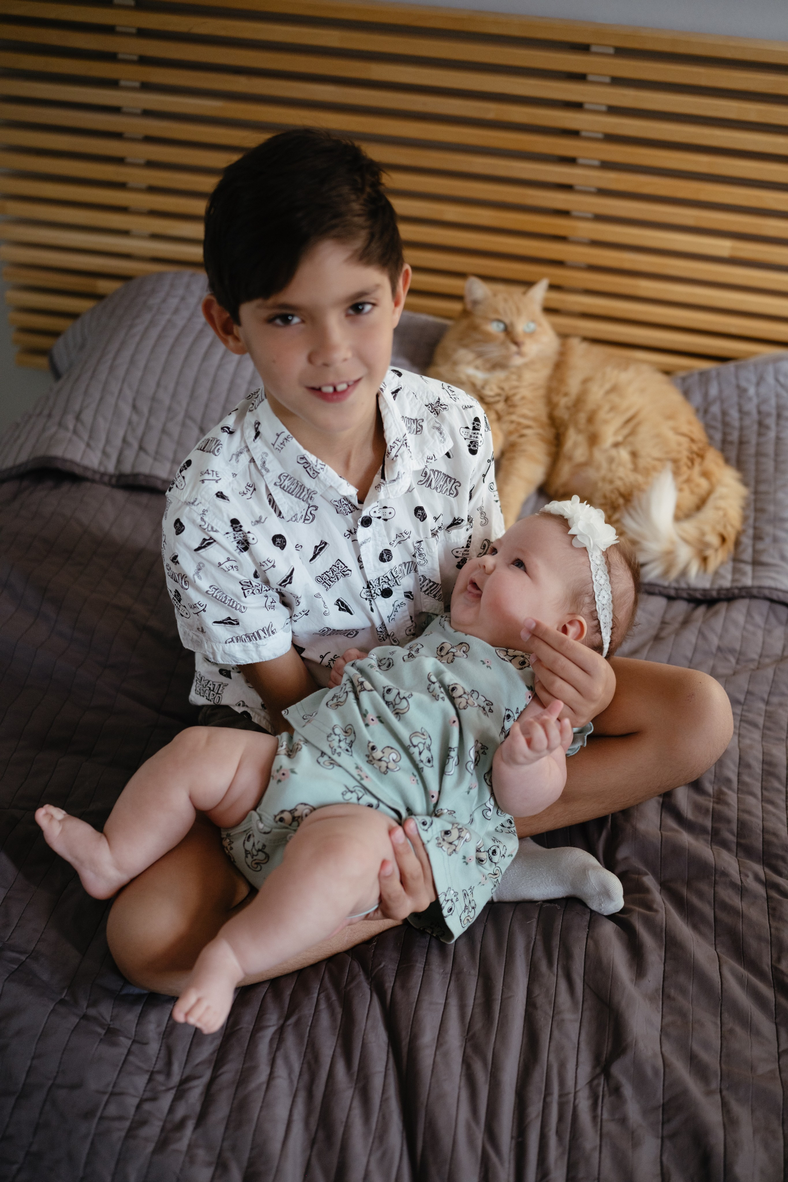 Алиса дома с мамой, братом и котом. Семейный детский ньюборн фотограф в Москве Марта Петрова