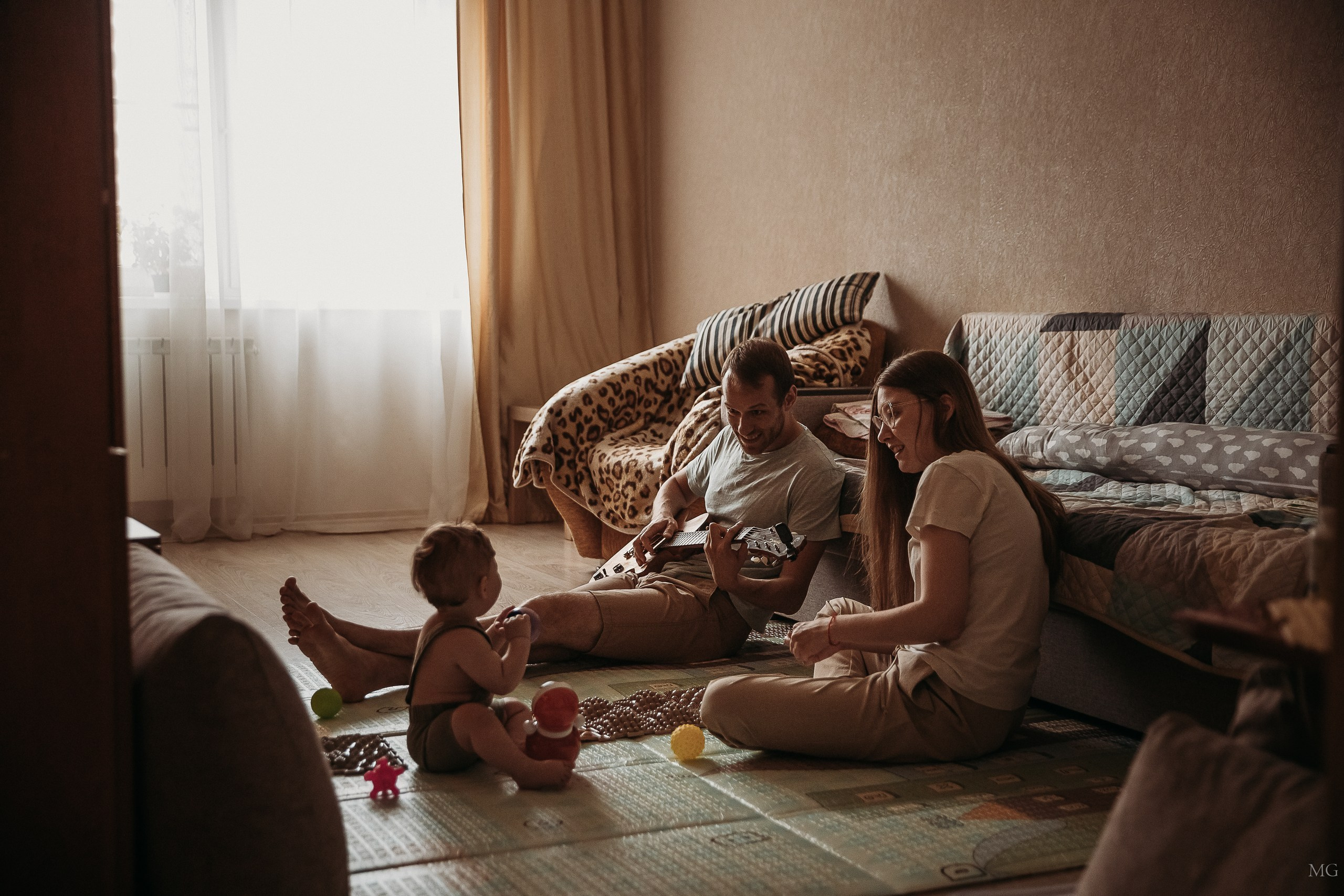 Сашенька и его родители. Маша Гонтарь Семейный домашний репортажный фотограф в Санкт-Петербурге