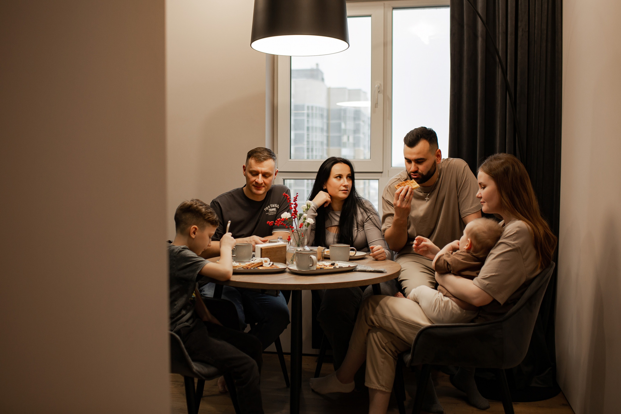 Совместный завтрак. Семейная съемка — это красивый способ признаться своей семье в любви
