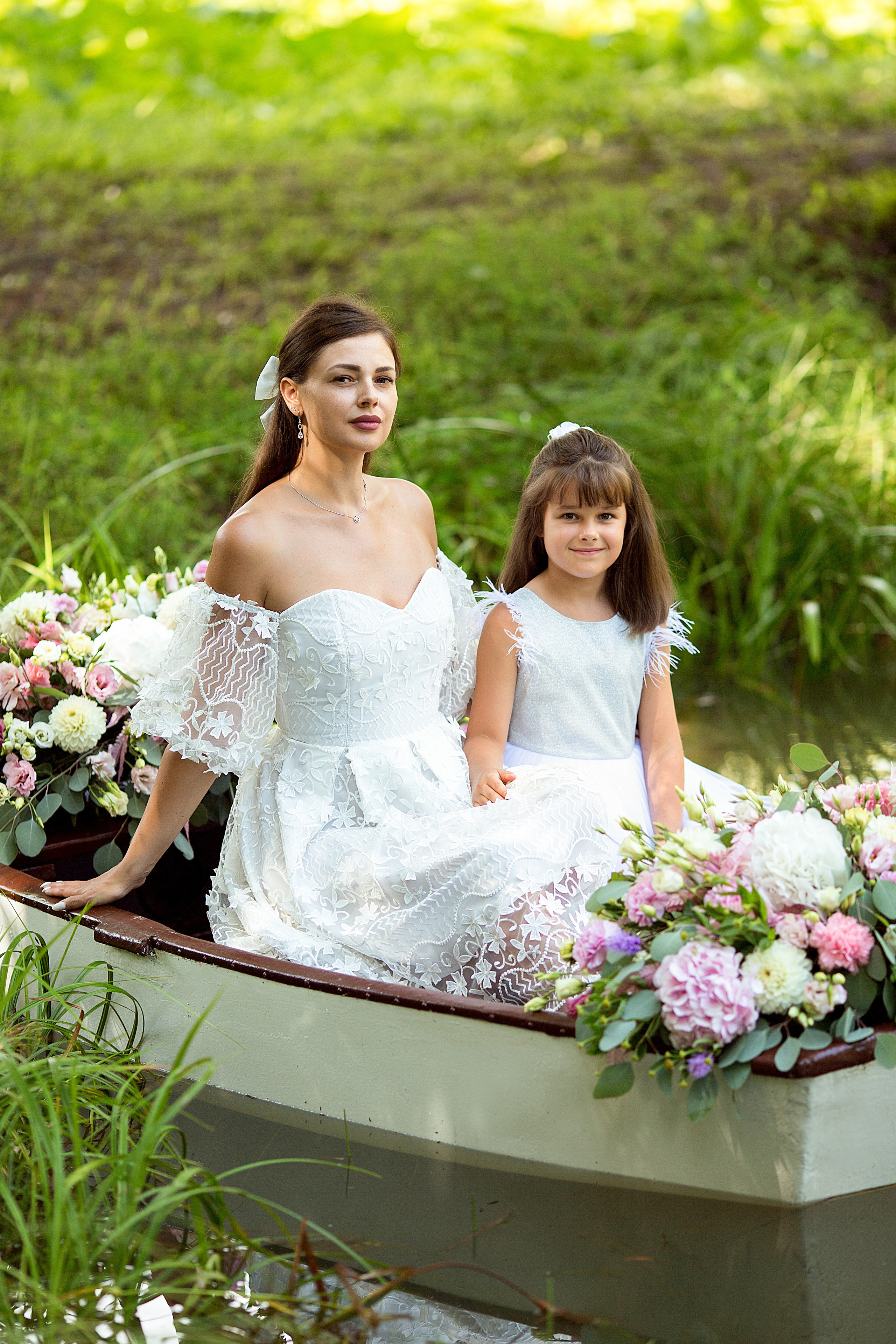 Ксения и Алиса в лодке с цветами. Людмила Далидович топовый семейный фотограф Находка/Владивосток