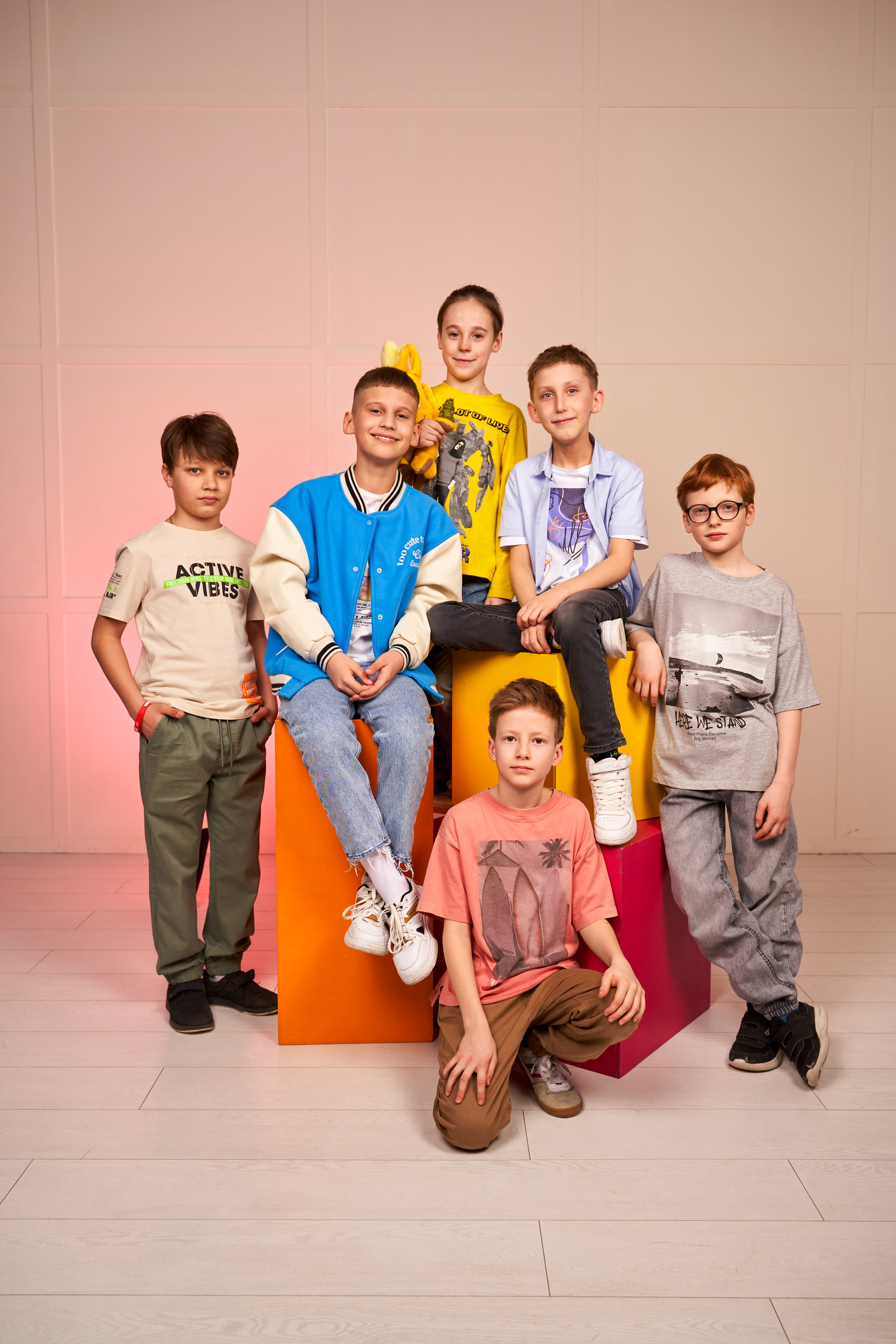 Выпускные альбомы для младших классов в Красноярске от AlbomKras 📚👶. AlbomKras -выпускные альбомы Красноярска с авторским дизайном и качественной фотосъемкой! ⭐⭐⭐⭐⭐ 5.0