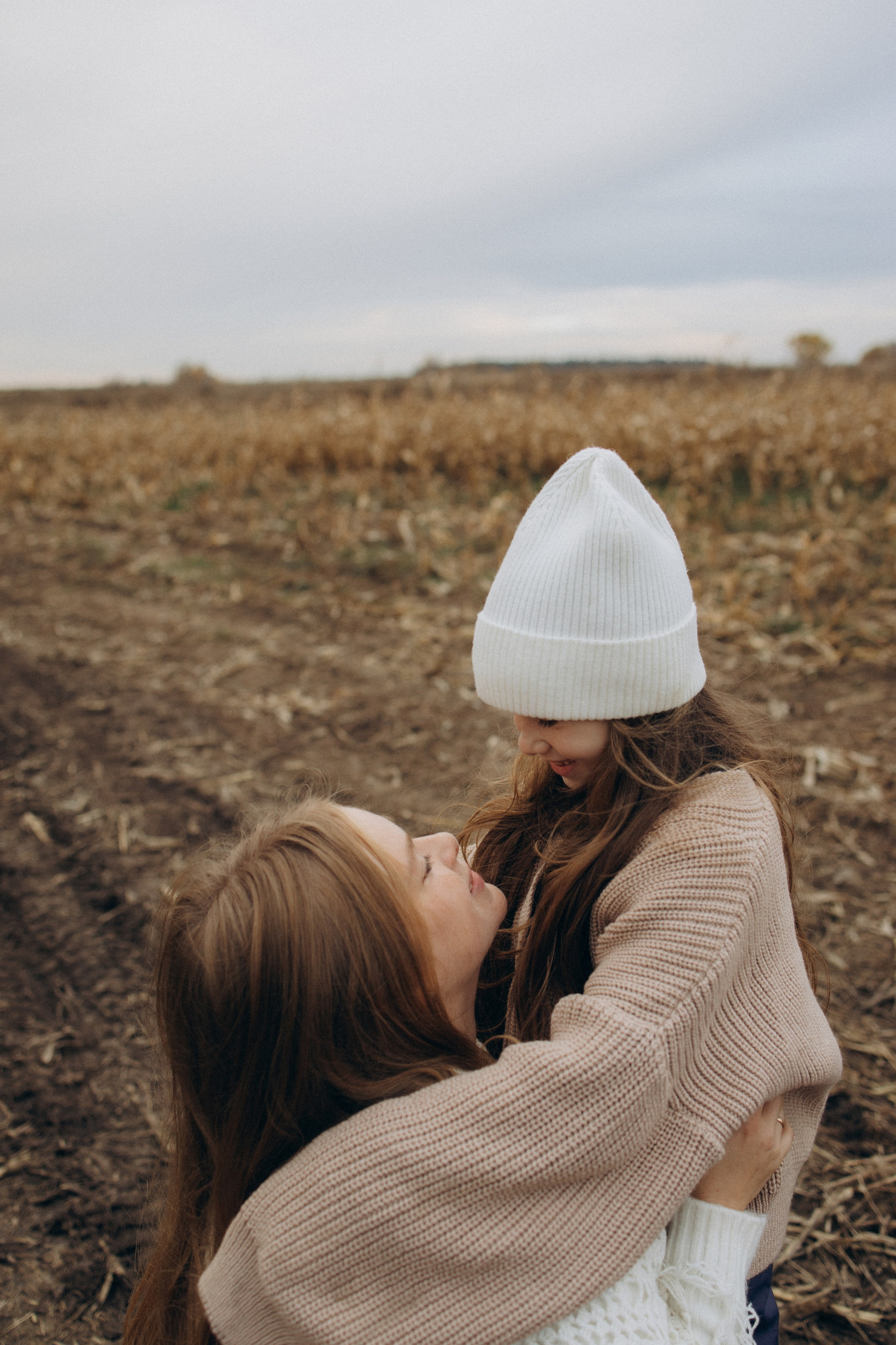 Оля, Ксюша и кукуруза. Фотограф Елена Рябцева