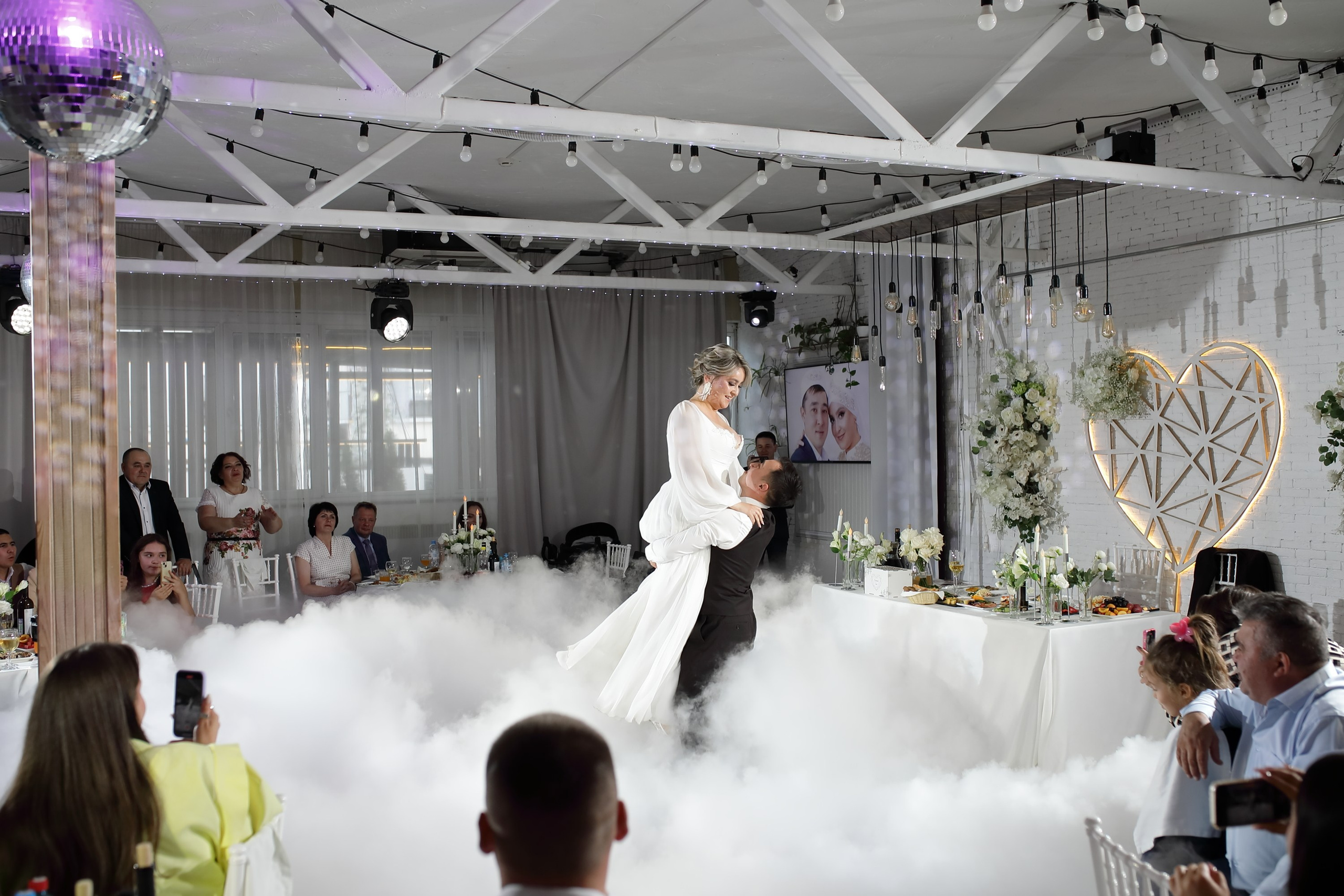 танец молодоженов с тяжелым дымом