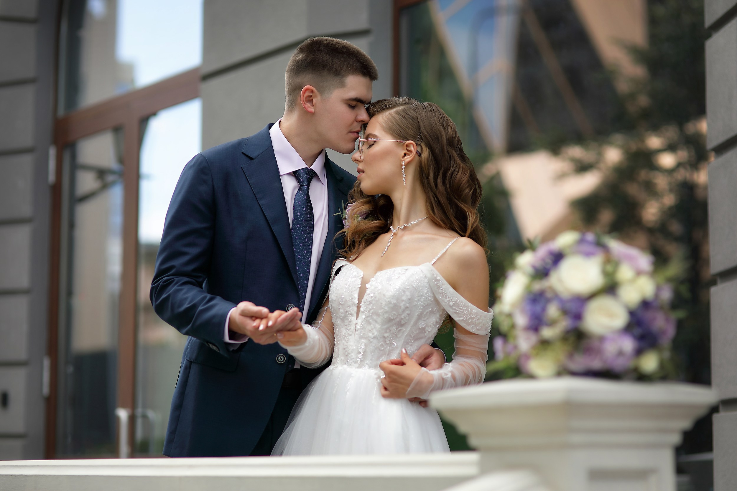 фотосессия жениха и невесты в центре Екатеринбурга возле здания на улице Горького