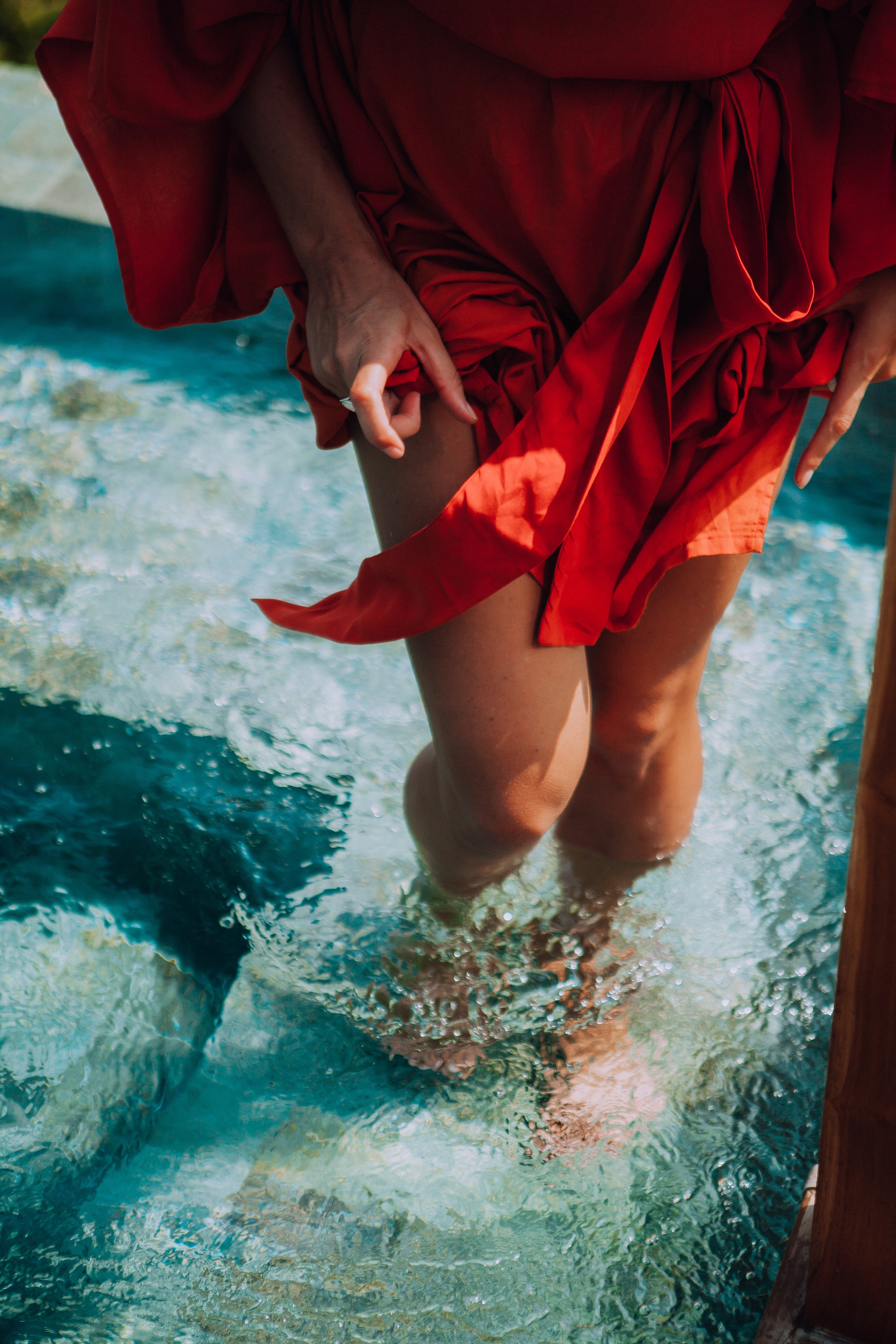 Девушка в красном платье в отеле Malabar Hill — Роскошная портретная съемка | Шри-Ланка. Фотограф на Шри-Ланке