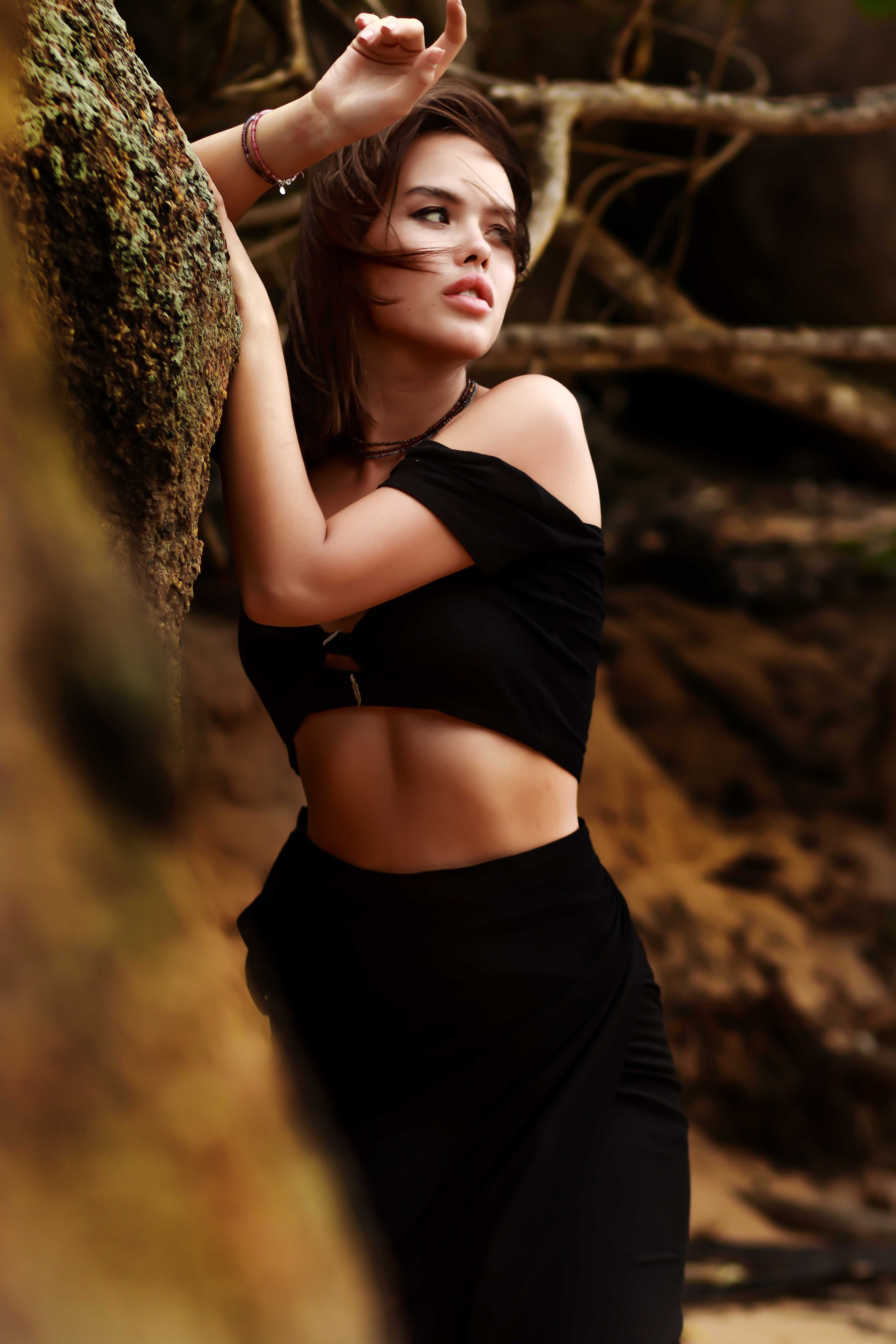 Авторская съемка среди вулканических камней Хиккадувы: воздушные туники бренда Nakota Tuwa в движении, контраст нежных тканей и дикой природ. Фотограф на Шри-Ланке