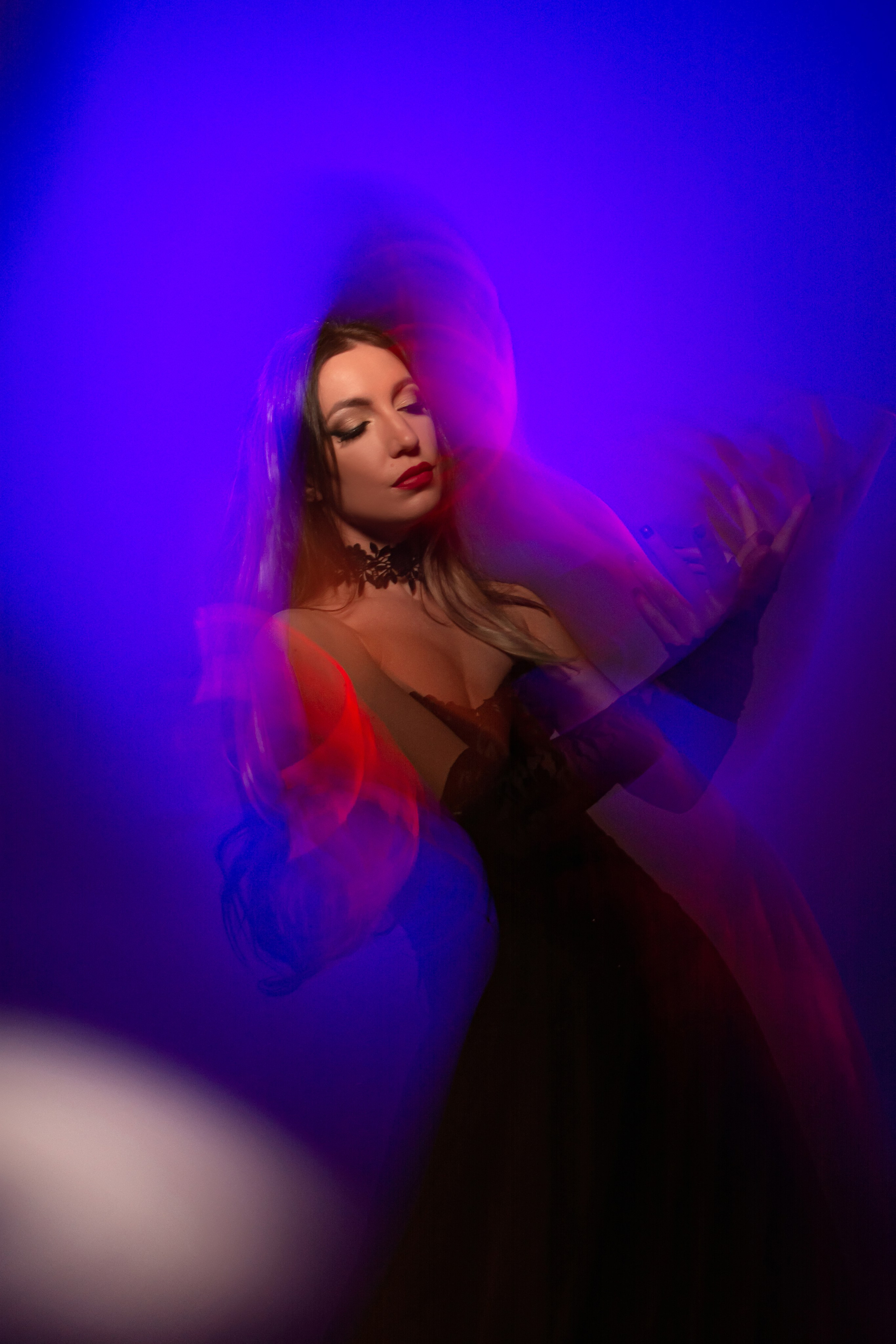 Фэшн в эстетике смешанного света: красный, синий, бирюзовый и розовый оттенки придают фото с девушкой насыщенность, сияние и динамизм