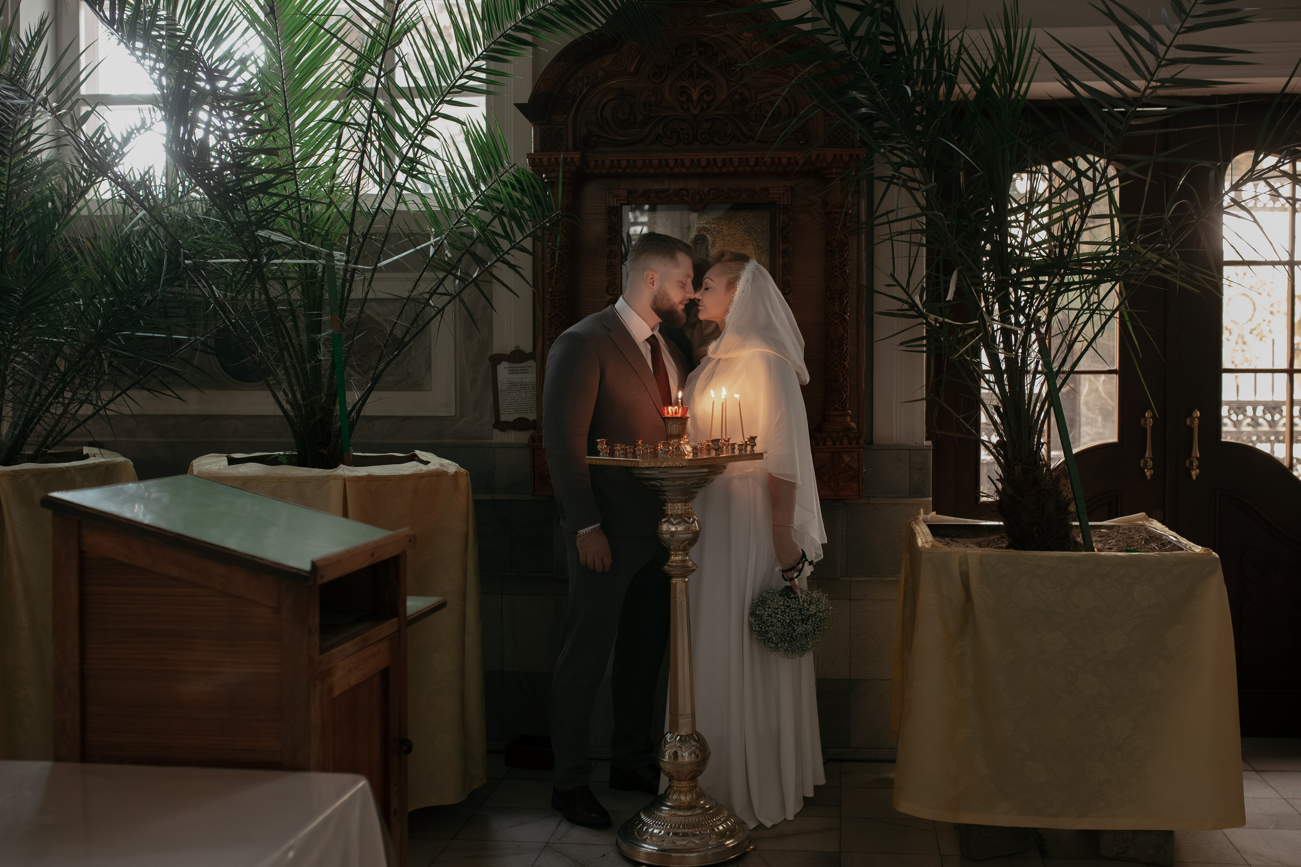 муж и жена в Трехсвятительском приделе кафедрального собора Успения Пресвятой Богородицы на Госпитальном