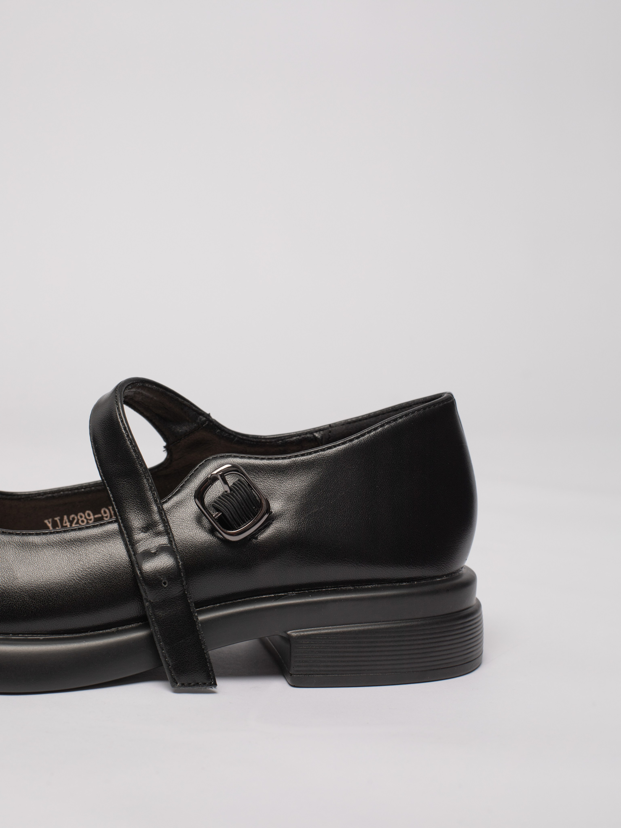 Школьные туфли. Фотостудия предметной и модельной съёмки для маркетплейсов