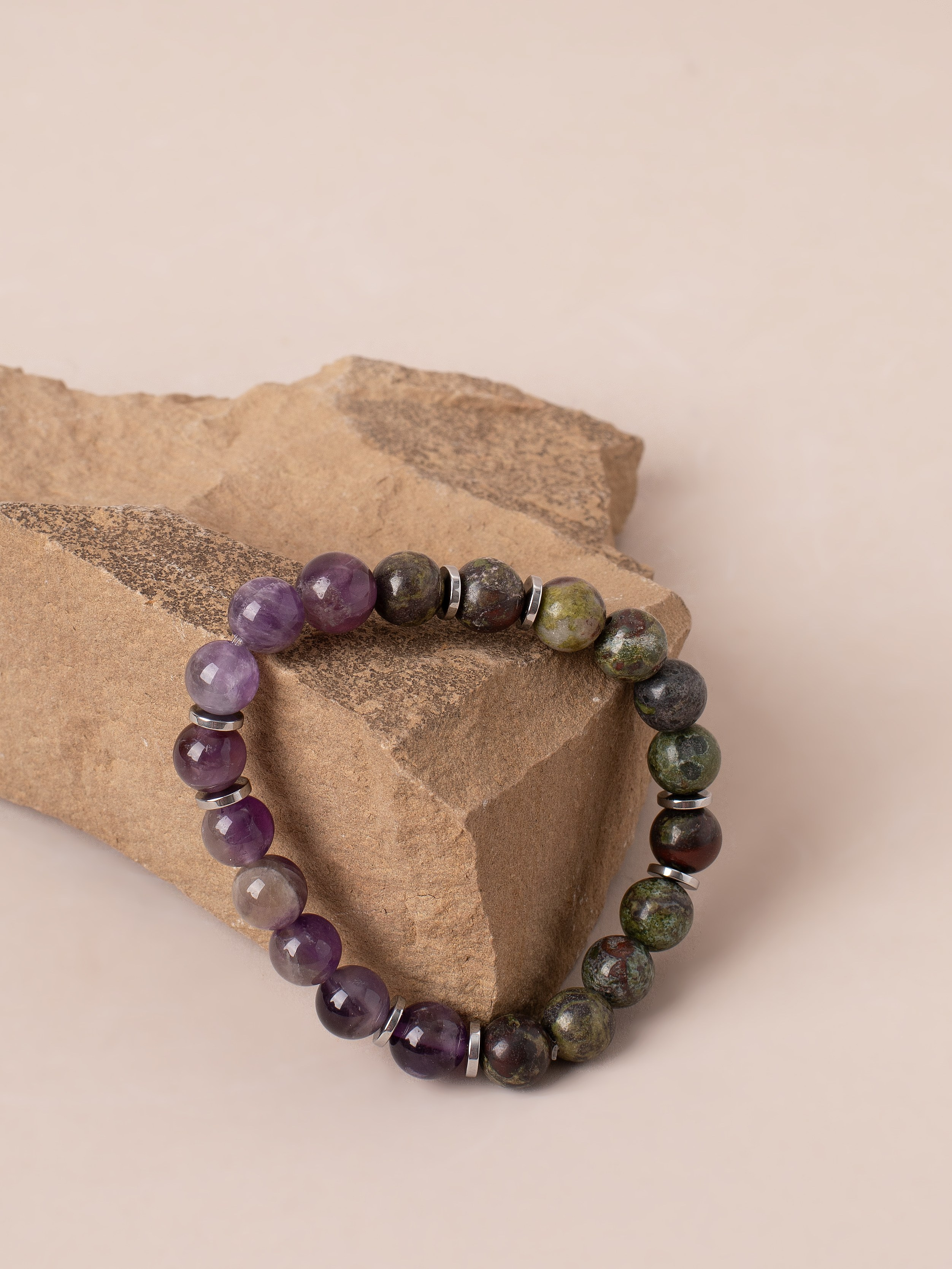 Браслеты ручной работы. Фотостудия предметной и модельной съёмки для маркетплейсов