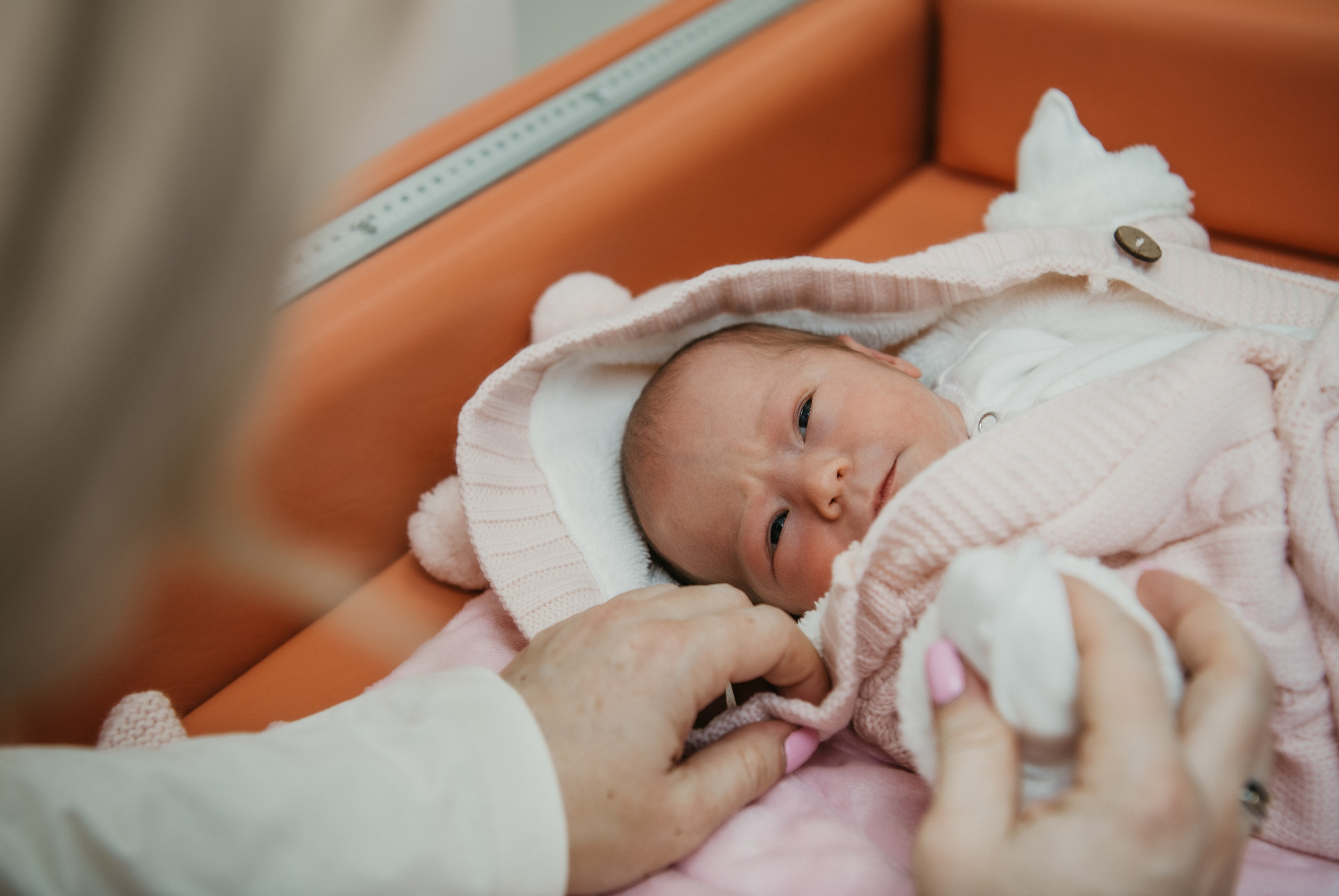 Выписка малышки. Мать и дитя на Севастопольском. Фотограф на выписку из роддома в Москве и МО