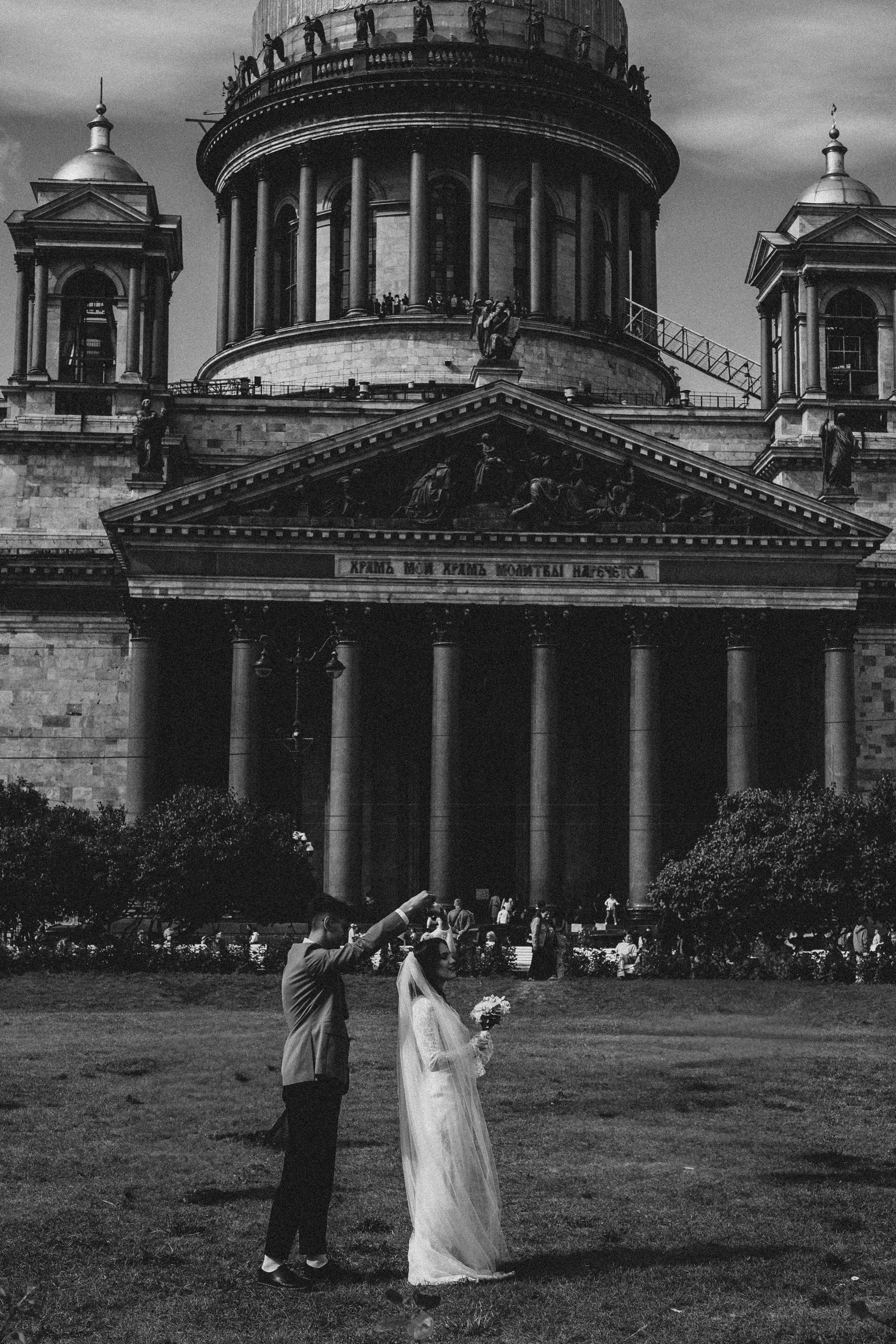 СВАДЕБНАЯ ПРОГУЛКА ВОЗЕ ИСАИКЕВСКОГО СОБОРА АСТОРИИ И ЗАКОНОДАЛЕТНОГО СОБРАНИЯ. Профессиональный фотограф, Санкт-Петербург — Виктория Богомолова