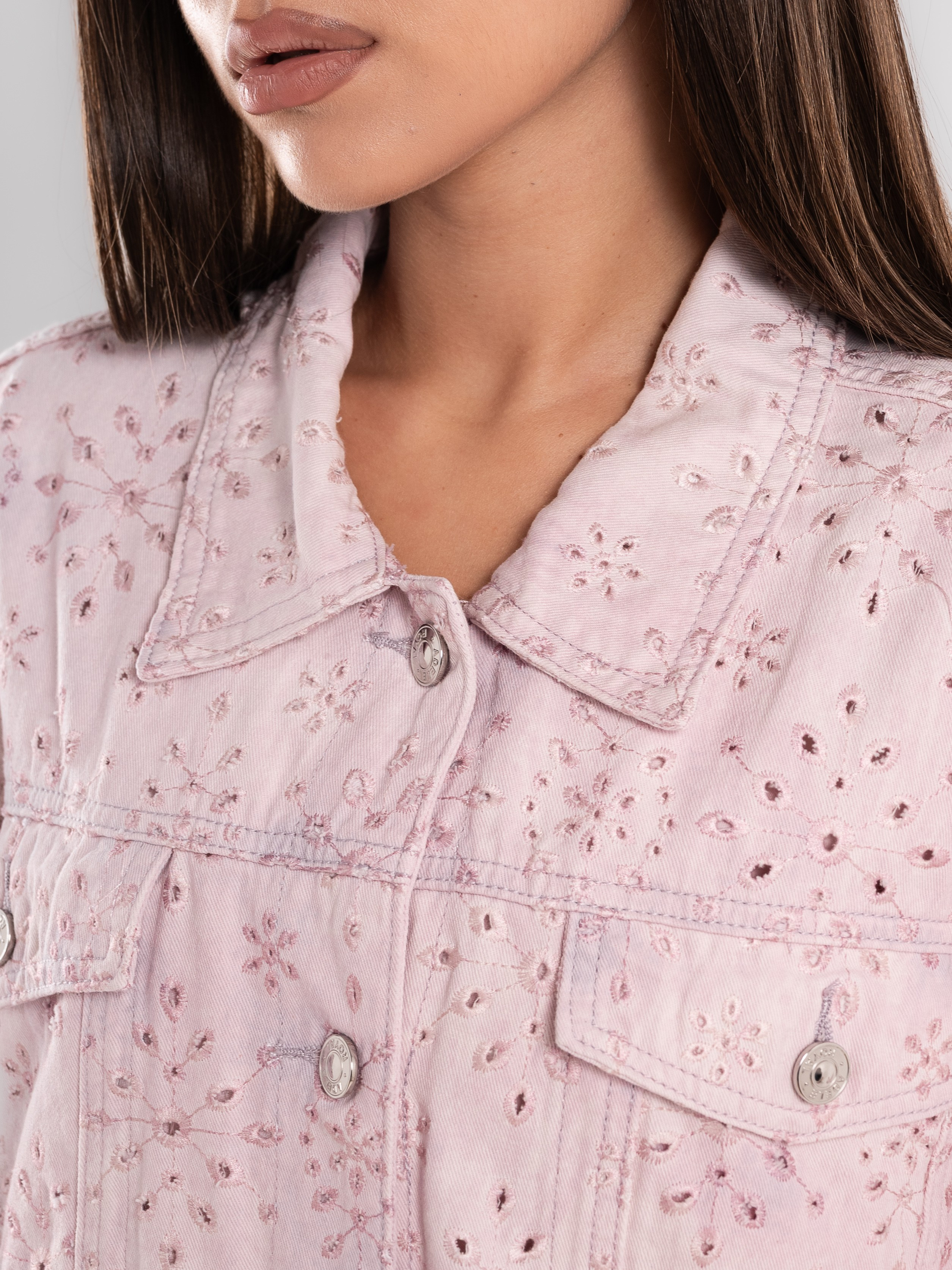 Джинсовые куртки на 2х моделях. Предметный фотограф, фото для маркетплейсов Пятигорск, КМВ