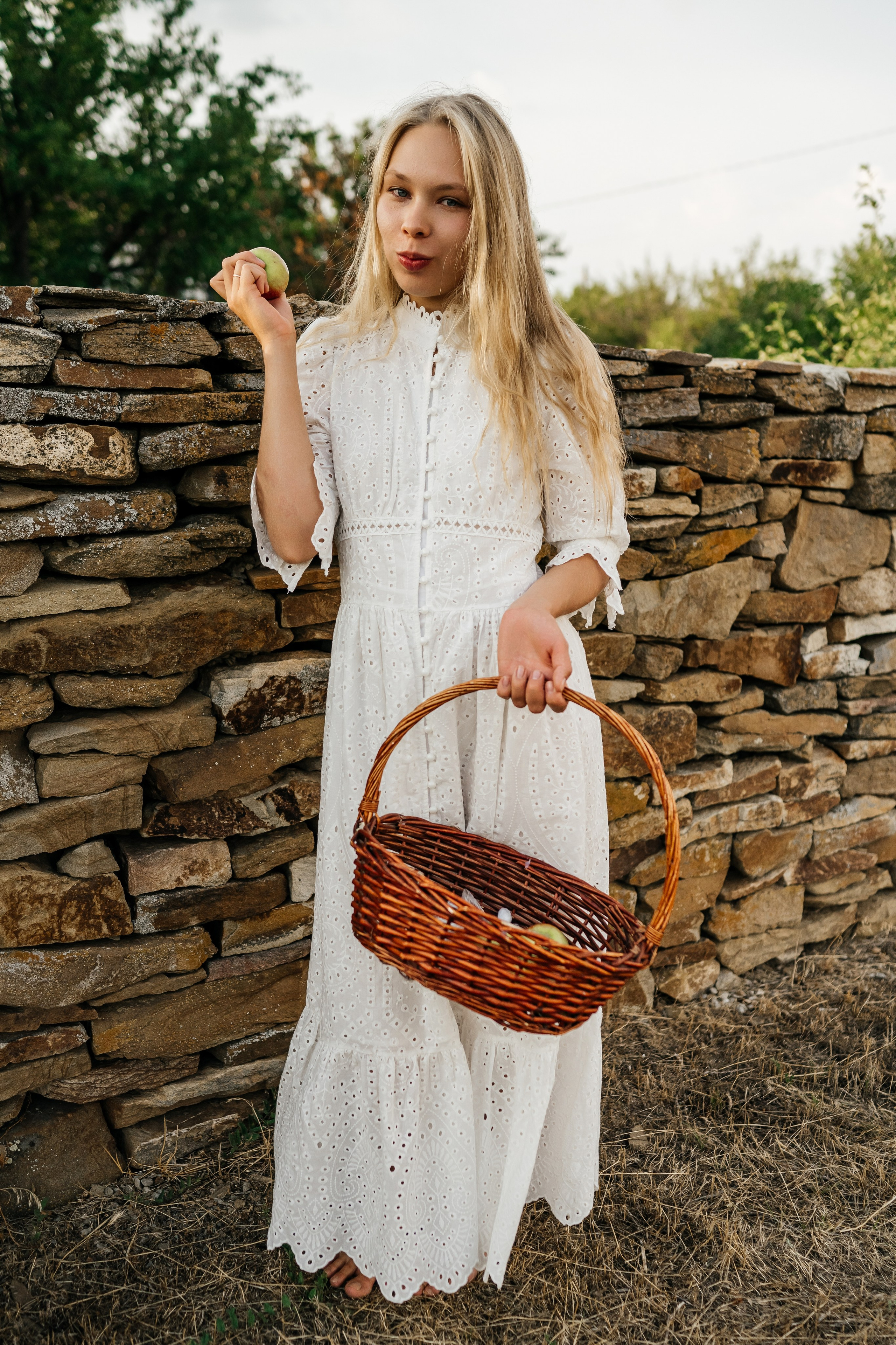 Девушка русская летом в деревне на природе. Фотограф в Каменске-Шахтинском Ольга Сагал