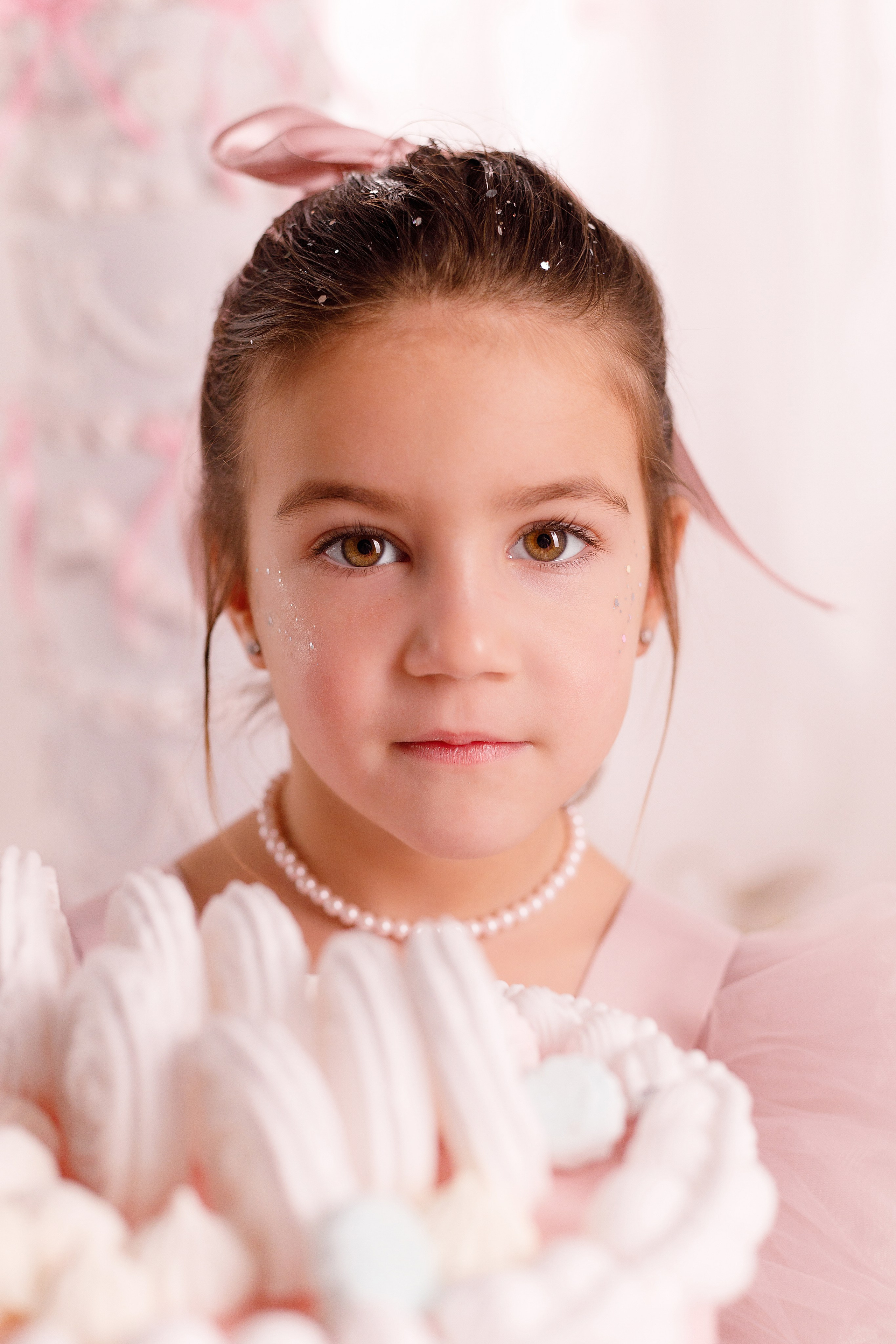 Фотосессия на День Рождения для девочек — сладкий праздник в сказочных декорациях. Детский студийный фотограф Сочи