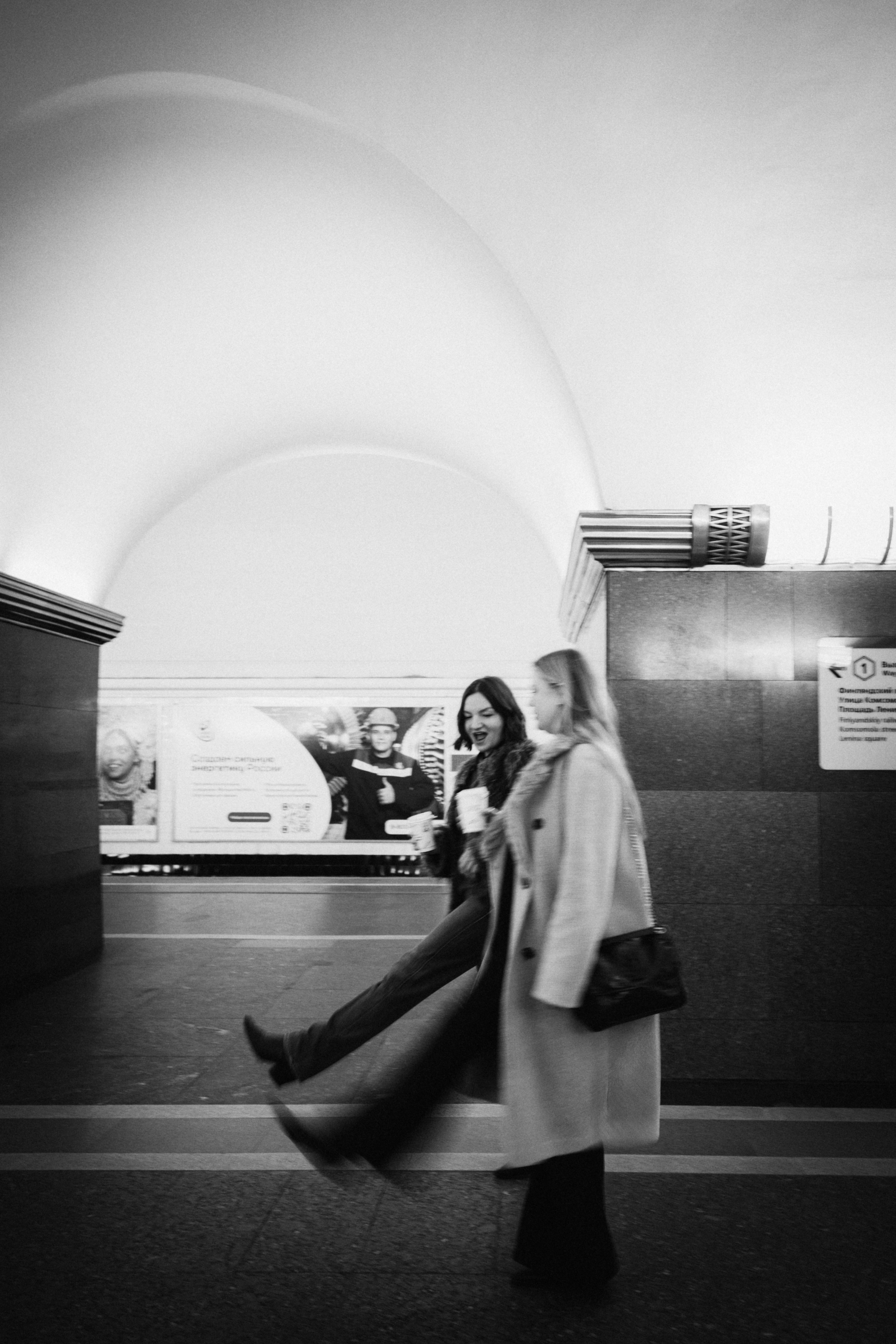 Катя и Кристина в метро. Klerout Photographer