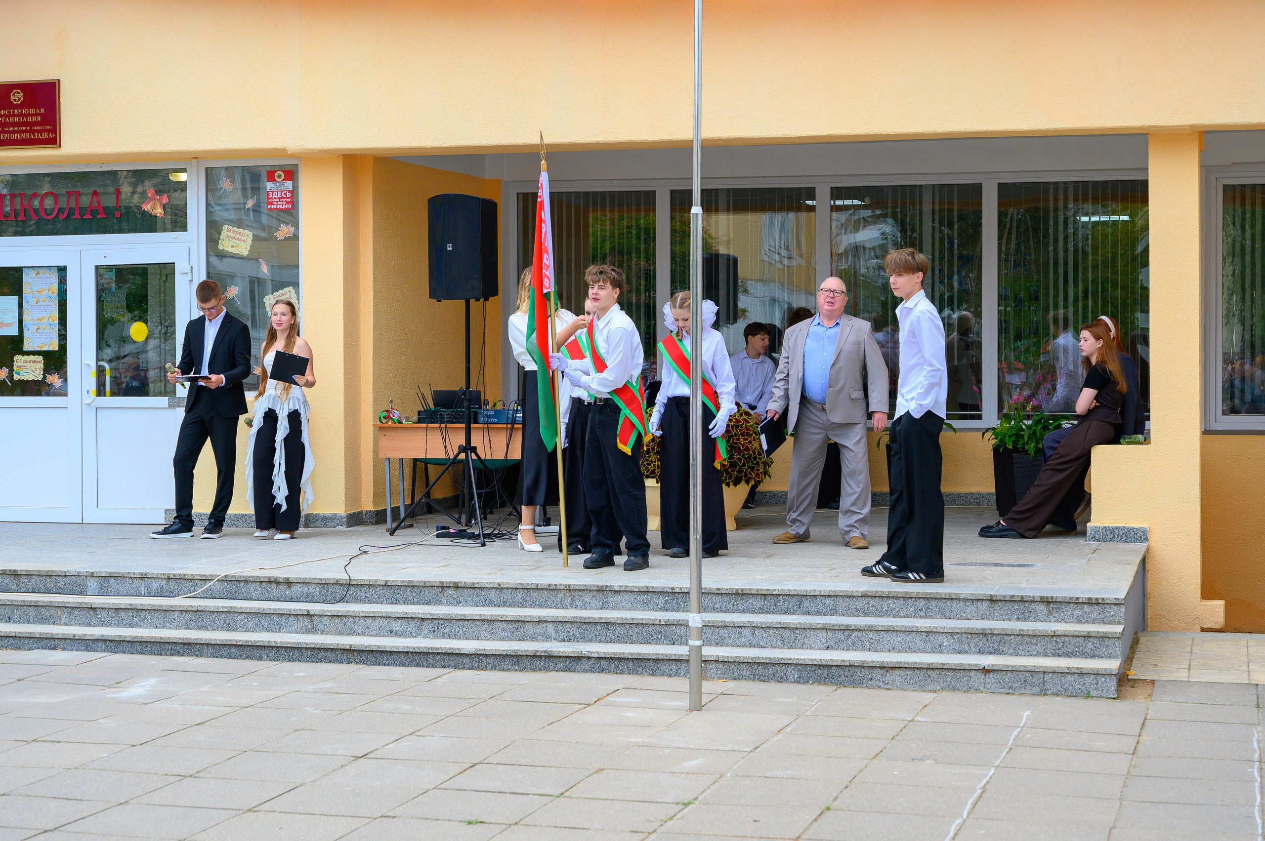 Вот звучит первый звонок, перед этим долгое приготовление к новому этапу в жизни, Яромир идет в школу. Фотоуслуги, услуги фотографа, фотографирование важных событий