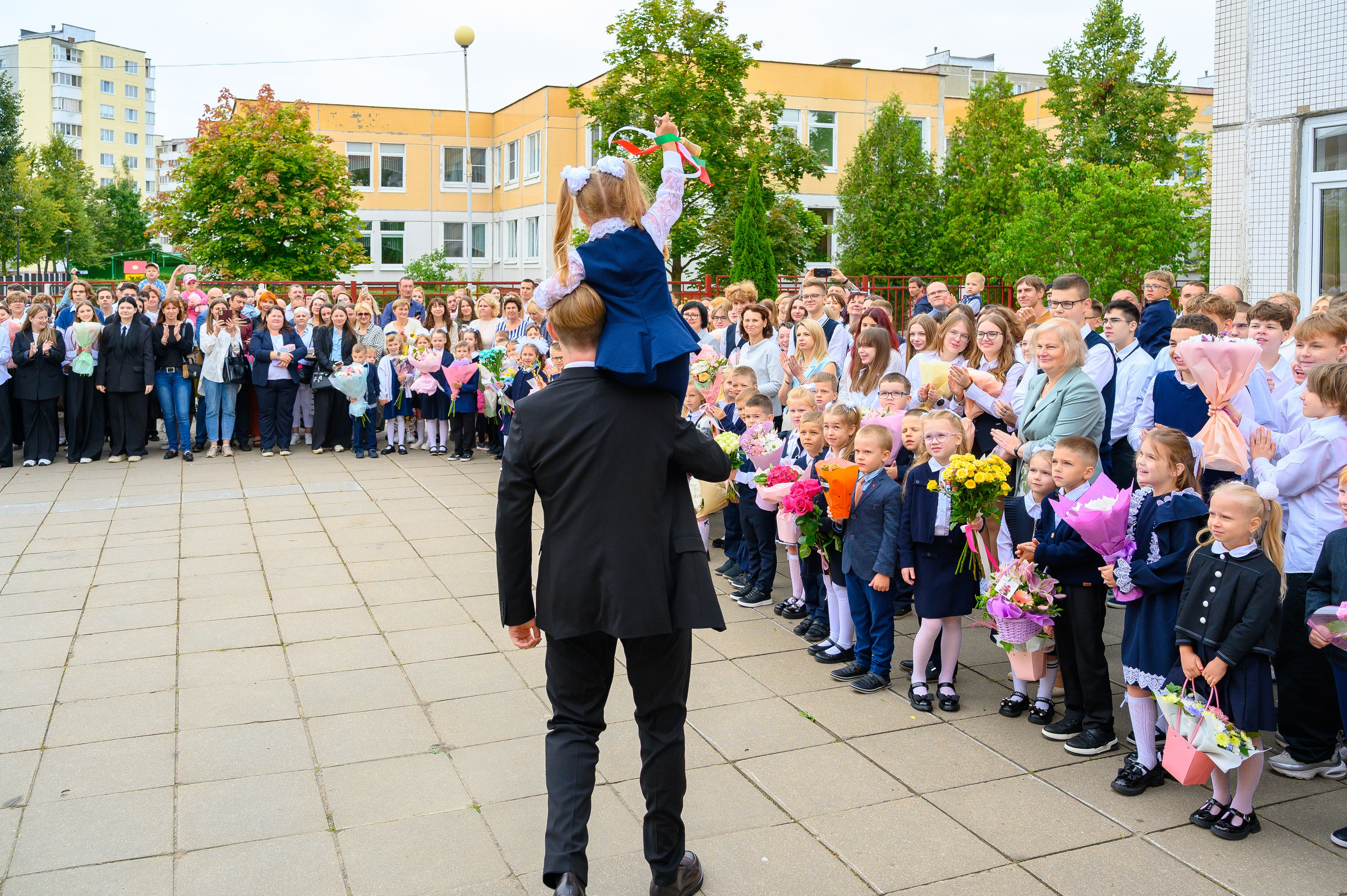 Вот звучит первый звонок, перед этим долгое приготовление к новому этапу в жизни, Яромир идет в школу. Фотоуслуги, услуги фотографа, фотографирование важных событий