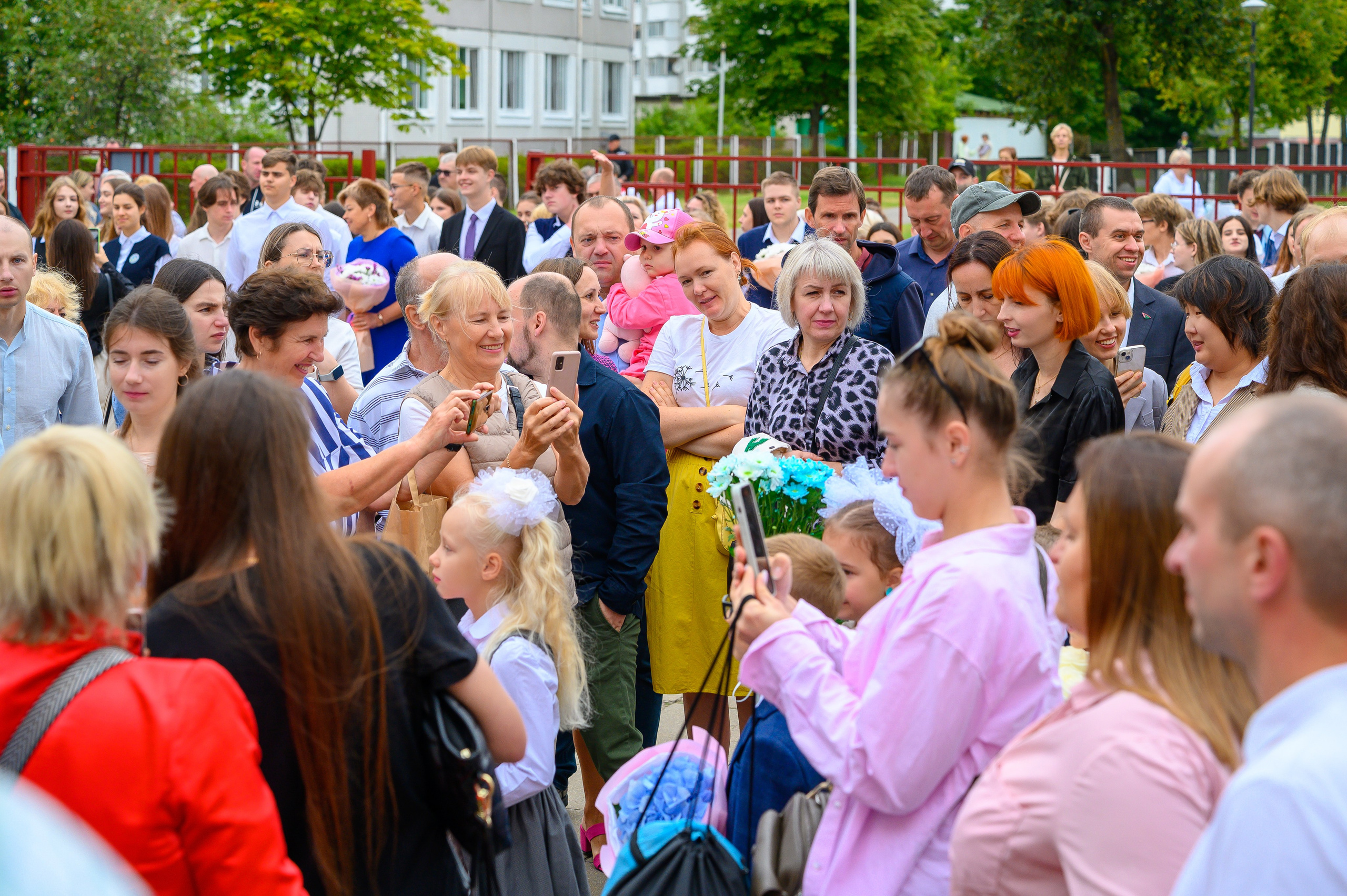 Вот звучит первый звонок, перед этим долгое приготовление к новому этапу в жизни, Яромир идет в школу. Фотоуслуги, услуги фотографа, фотографирование важных событий