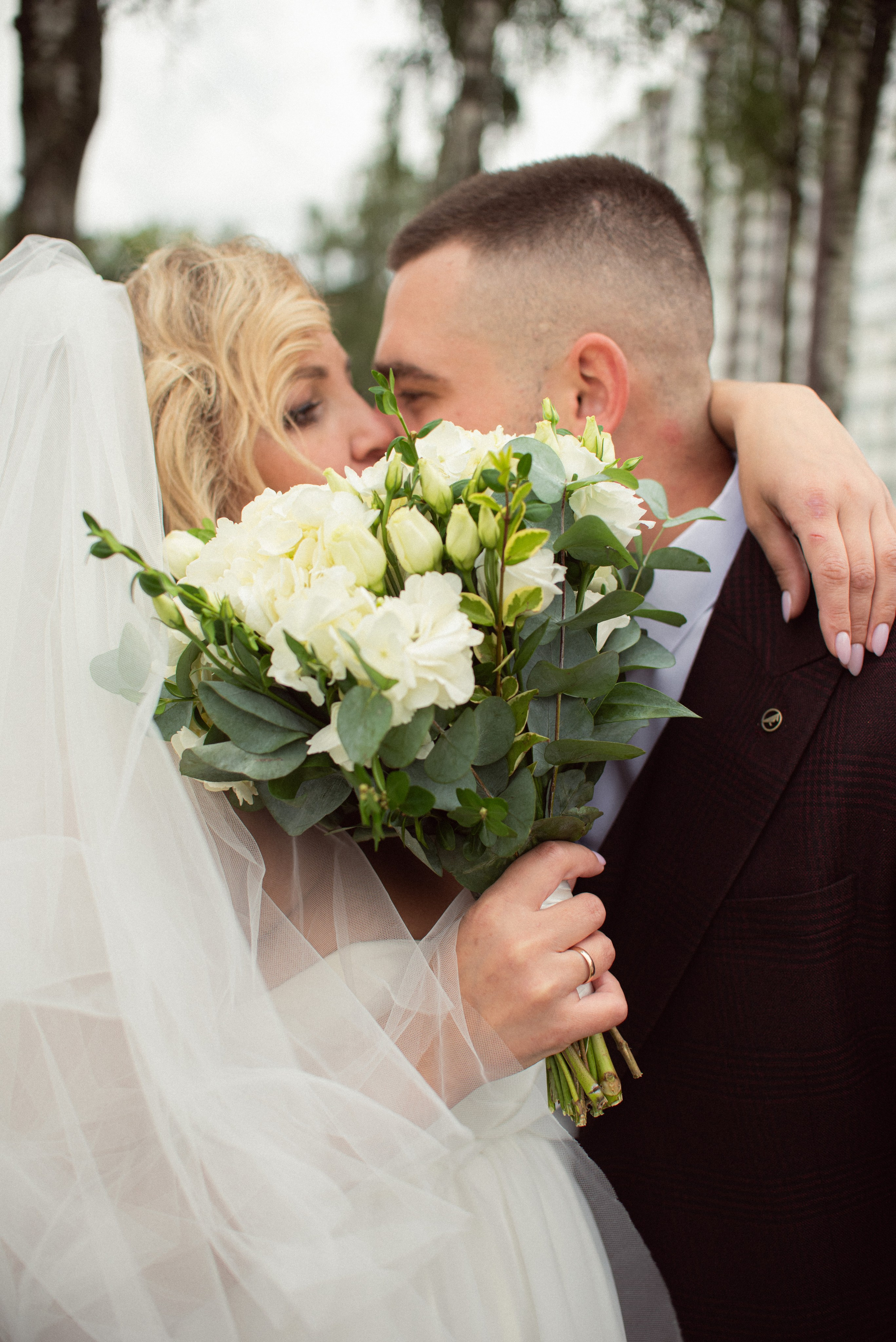 Молодожены целуются, прикрываясь букетом, свадебная прогулка в Старой Купавне, фотограф Алёна Макеева