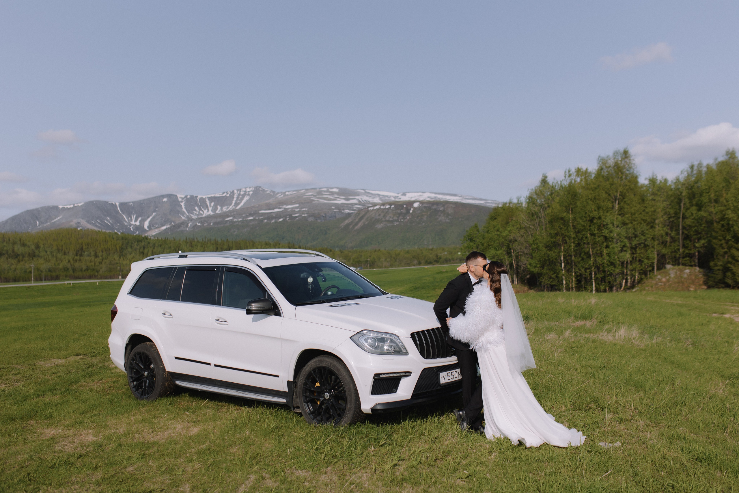 Горный массив становится свидетелем зарождения новой семьи, навсегда сохранив этот особенный момент.